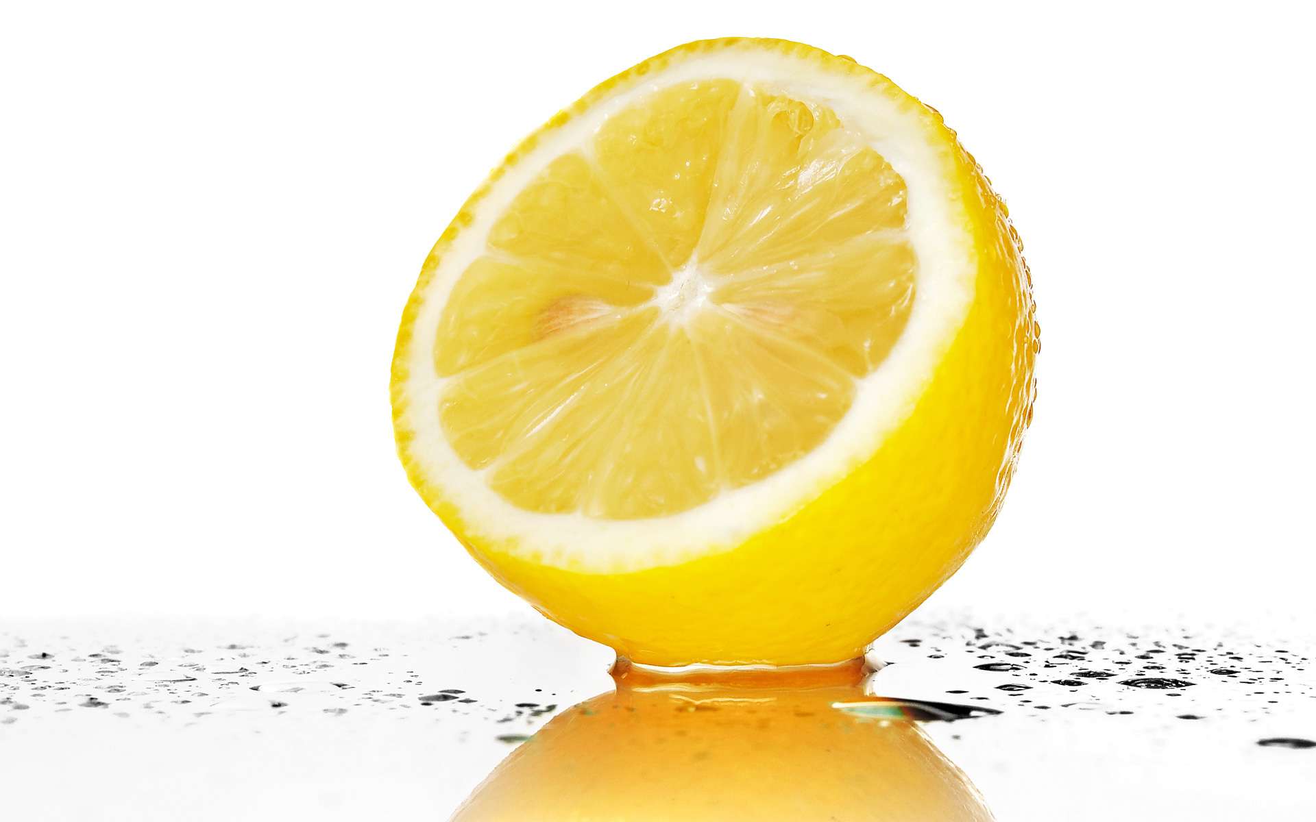Лимон для отбеливания ногтей.
