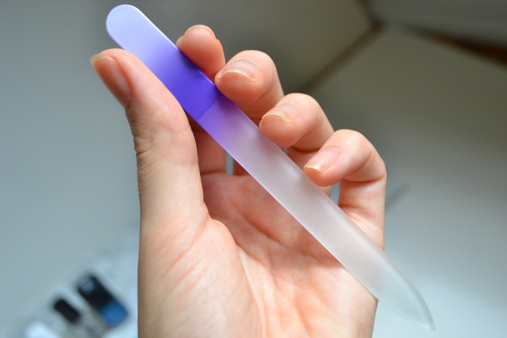 Стеклянная палочка для отбеливания ногтей.