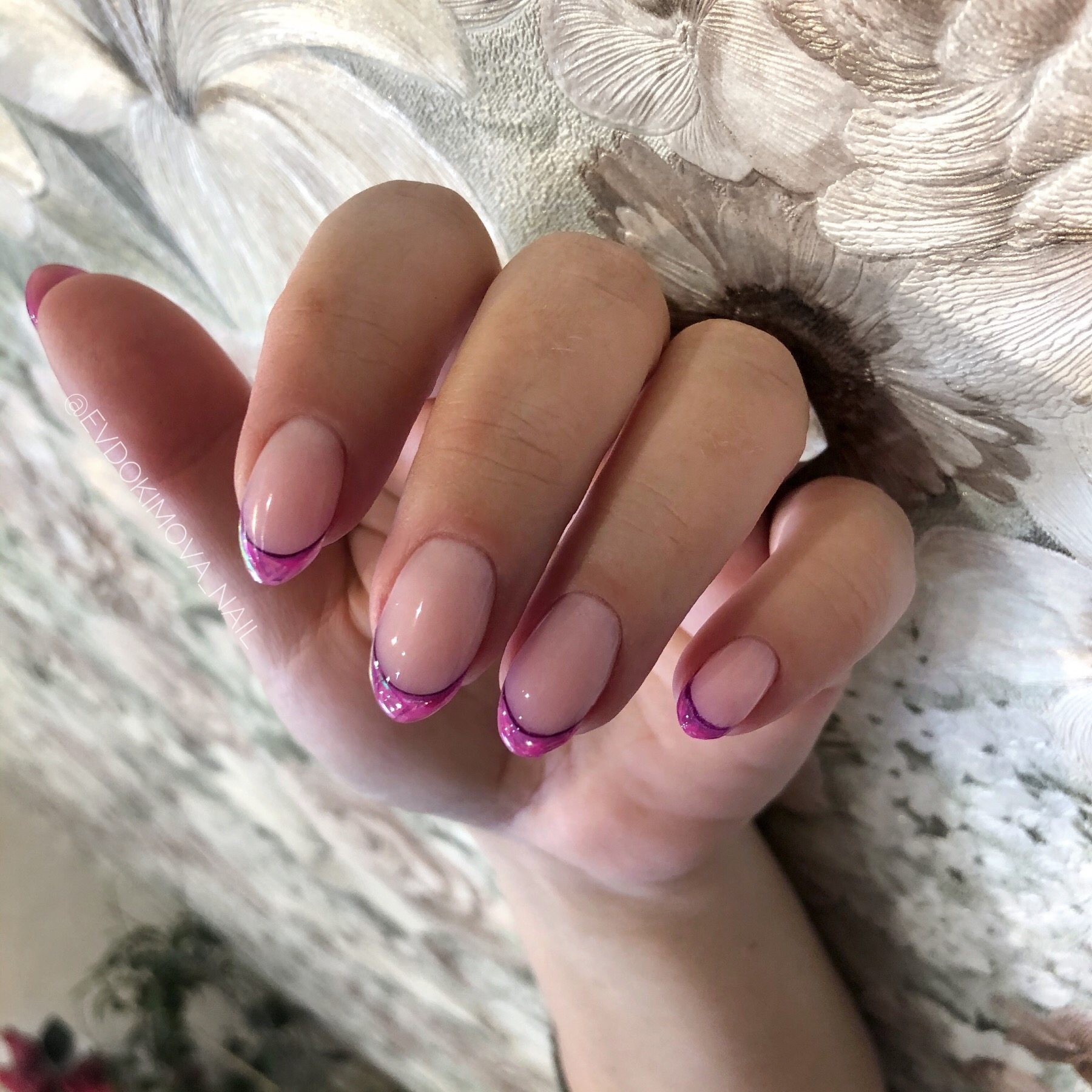 Выкладной френч в розовом цвете на короткие ногти.