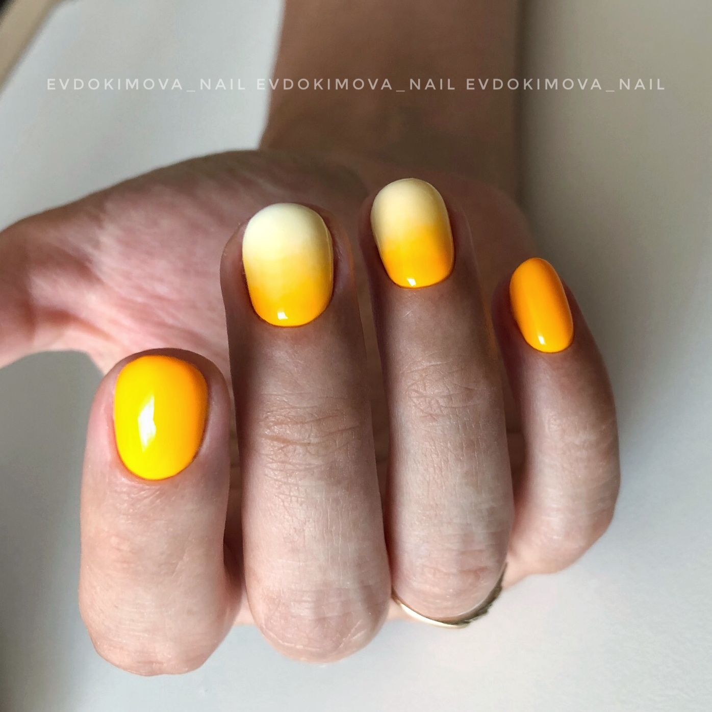 Маникюр с градиентом в желтом цвете на короткие ногти.