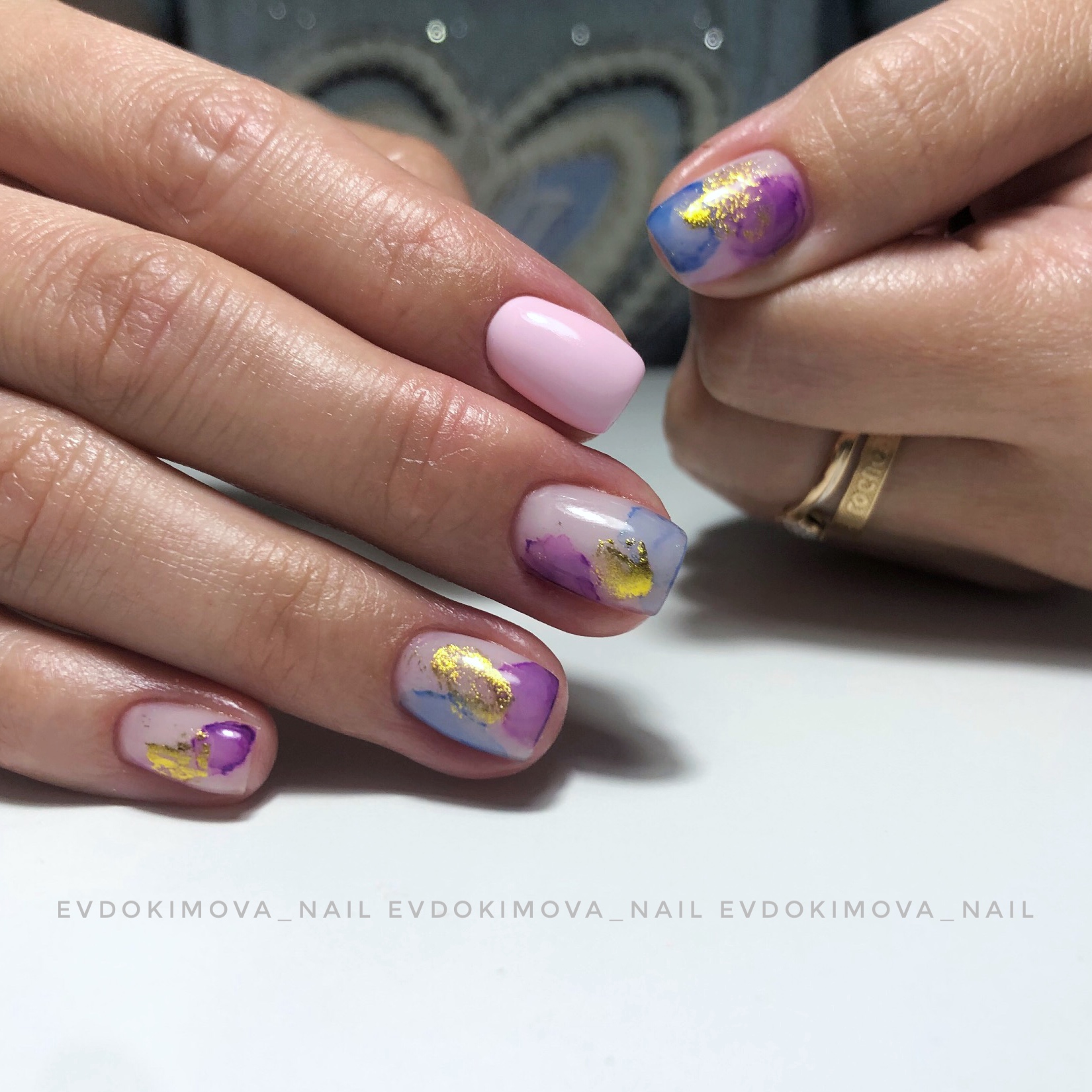 Маникюр с абстрактным рисунком и золотой фольгой в розовом цвете на короткие ногти.