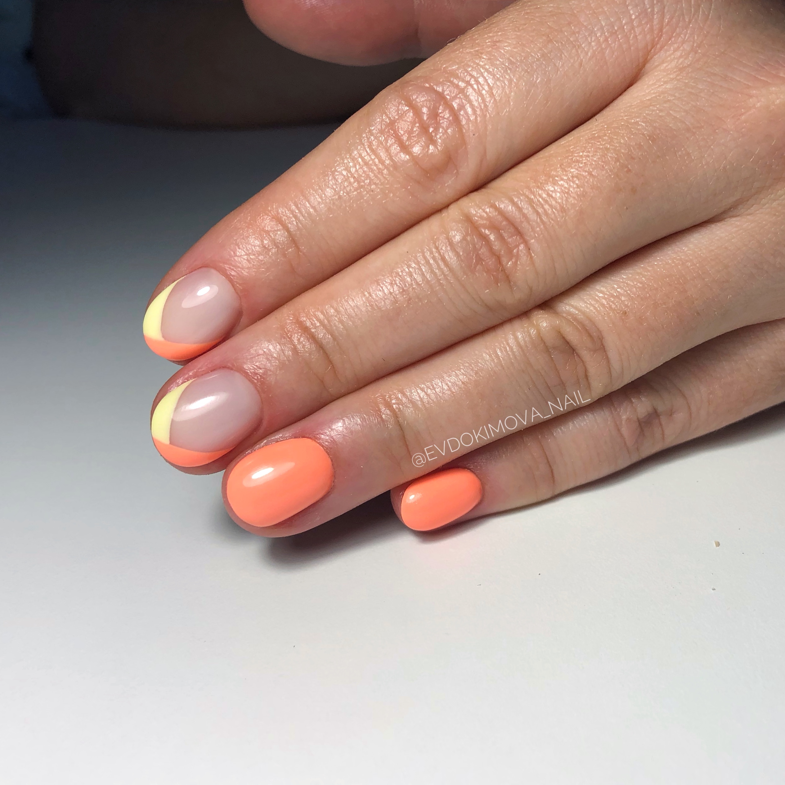 Геометрический маникюр в оранжевом цвете на короткие ногти.