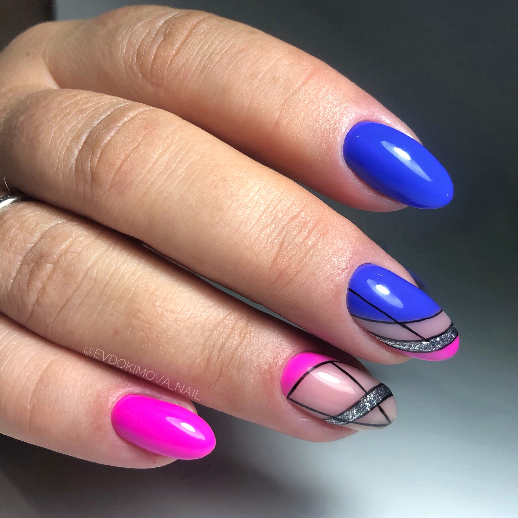 Геометрический маникюр с серебряными блестками на короткие ногти.