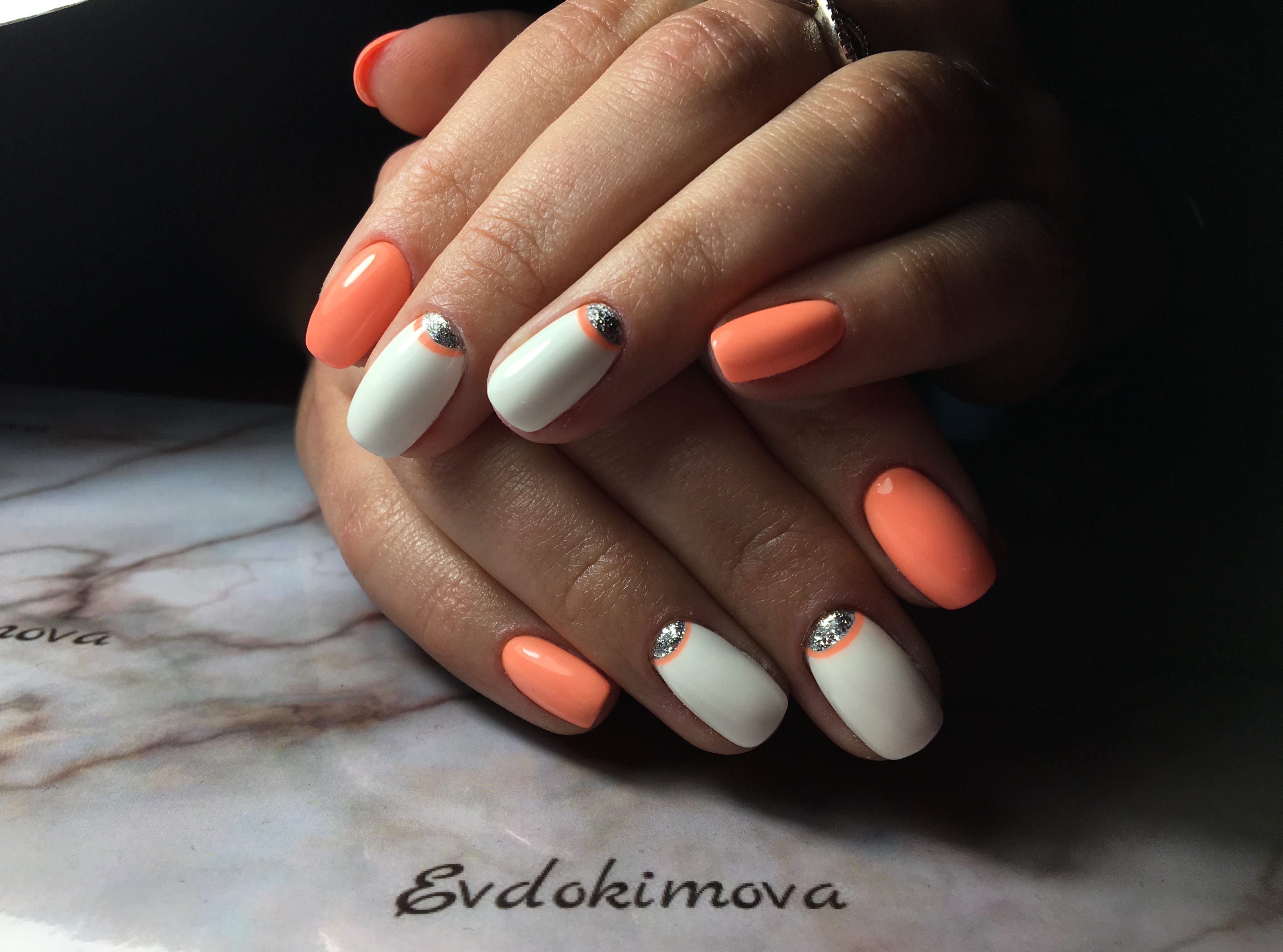 Ногти персикового цвета с белым