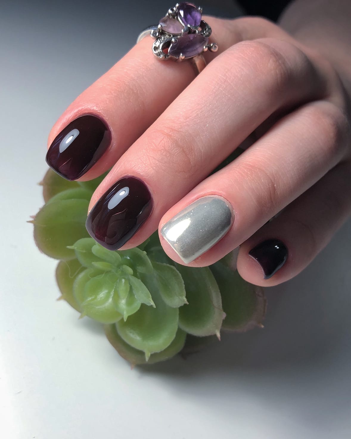 Маникюр с серебряной втиркой в баклажановом цвете на короткие ногти.