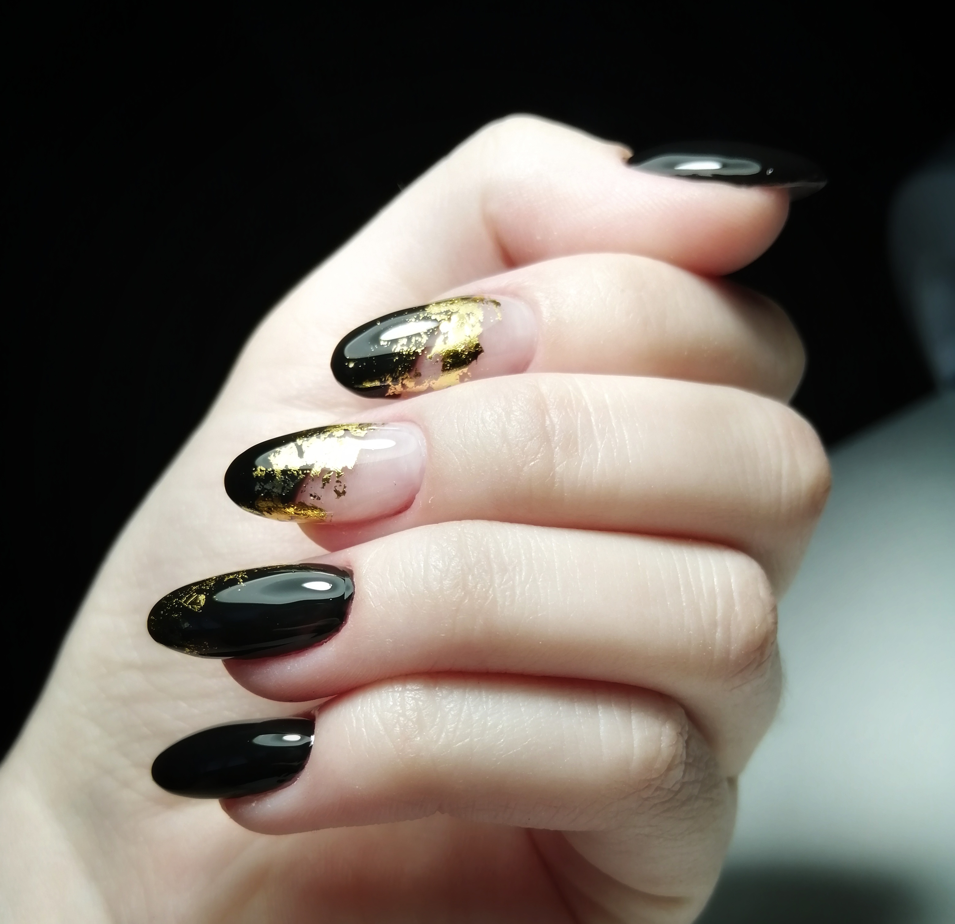 Маникюр с золотой фольгой в черном цвете на длинные ногти.
