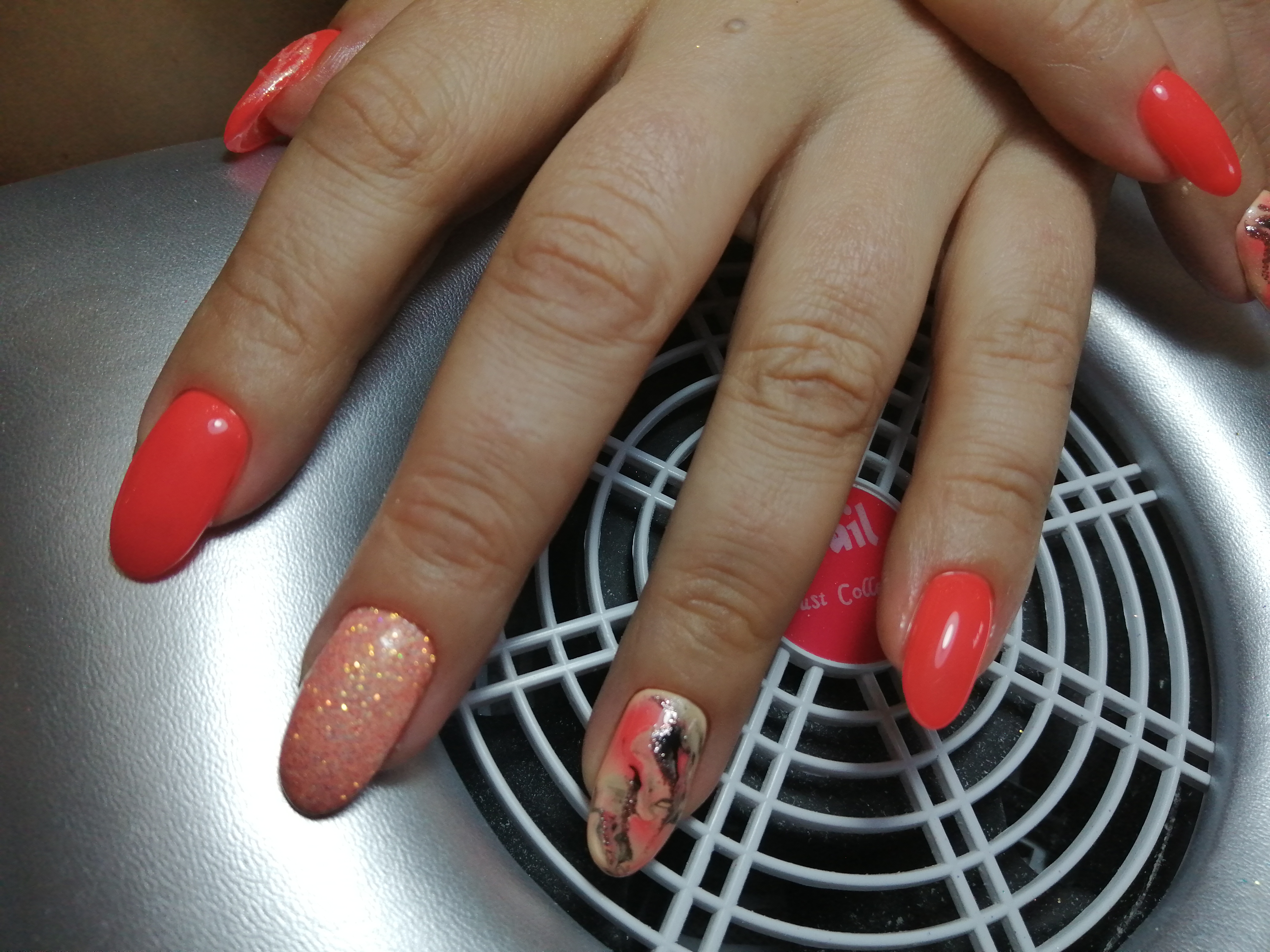 Маникюр с абстрактным рисунком и блестками в рыжем цвете на длинные ногти.