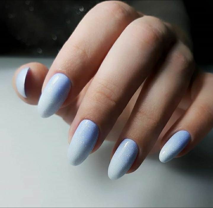 Маникюр с градиентом в голубом цвете на длинные ногти.