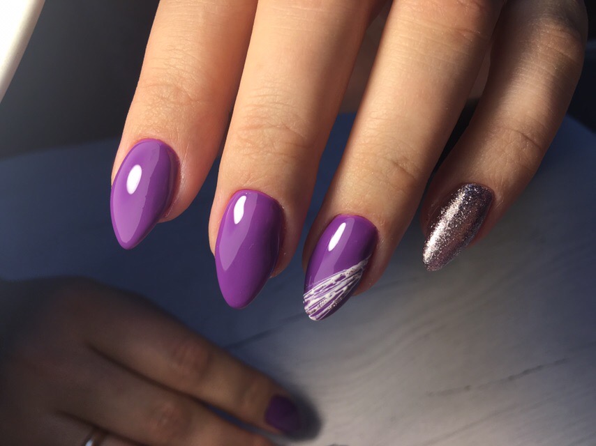 Маникюр с серебряными блестками и "паутинкой" в фиолетовом цвете.