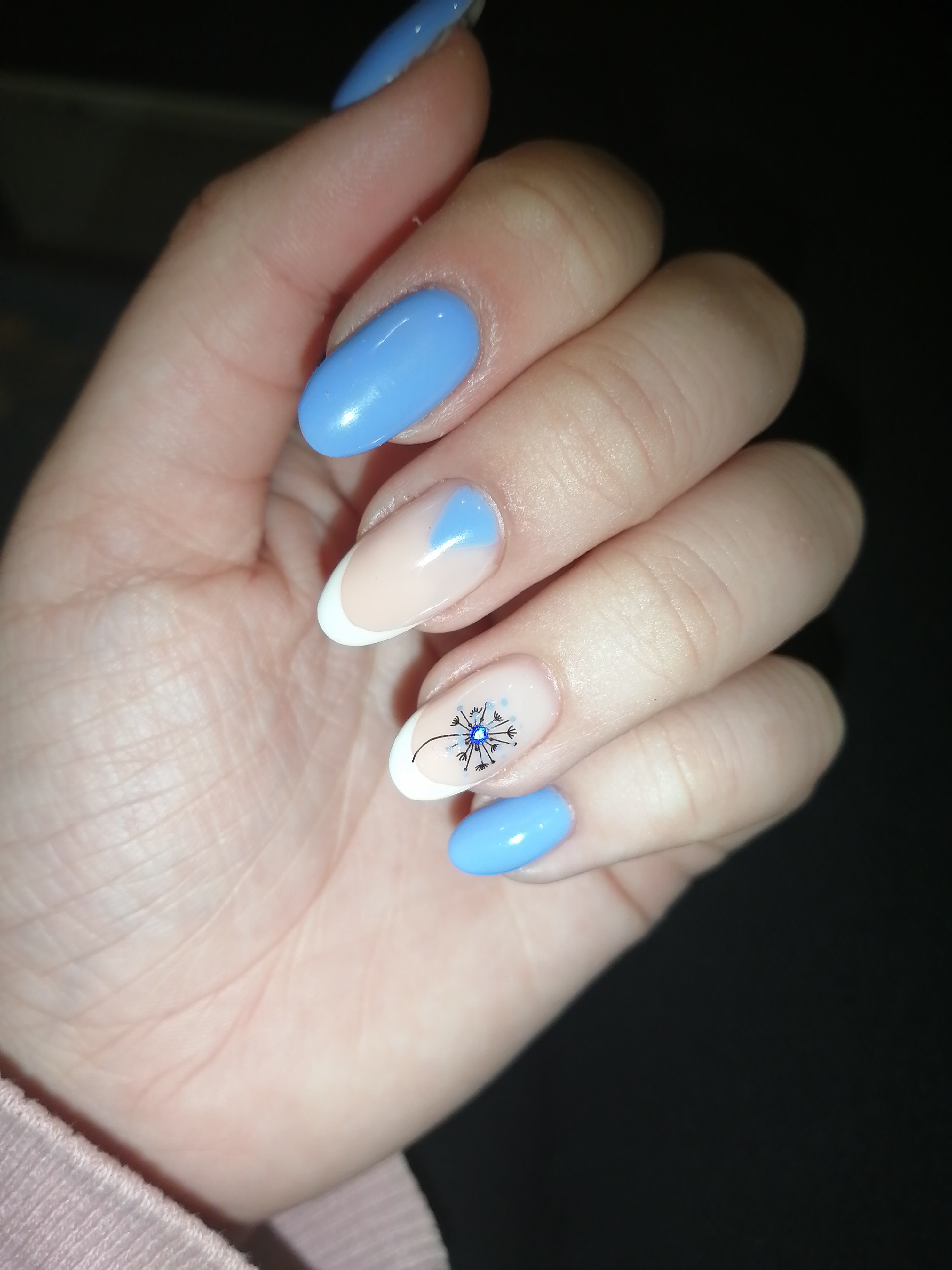 Маникюр с одуванчиками в голубом цвете на длинные ногти.