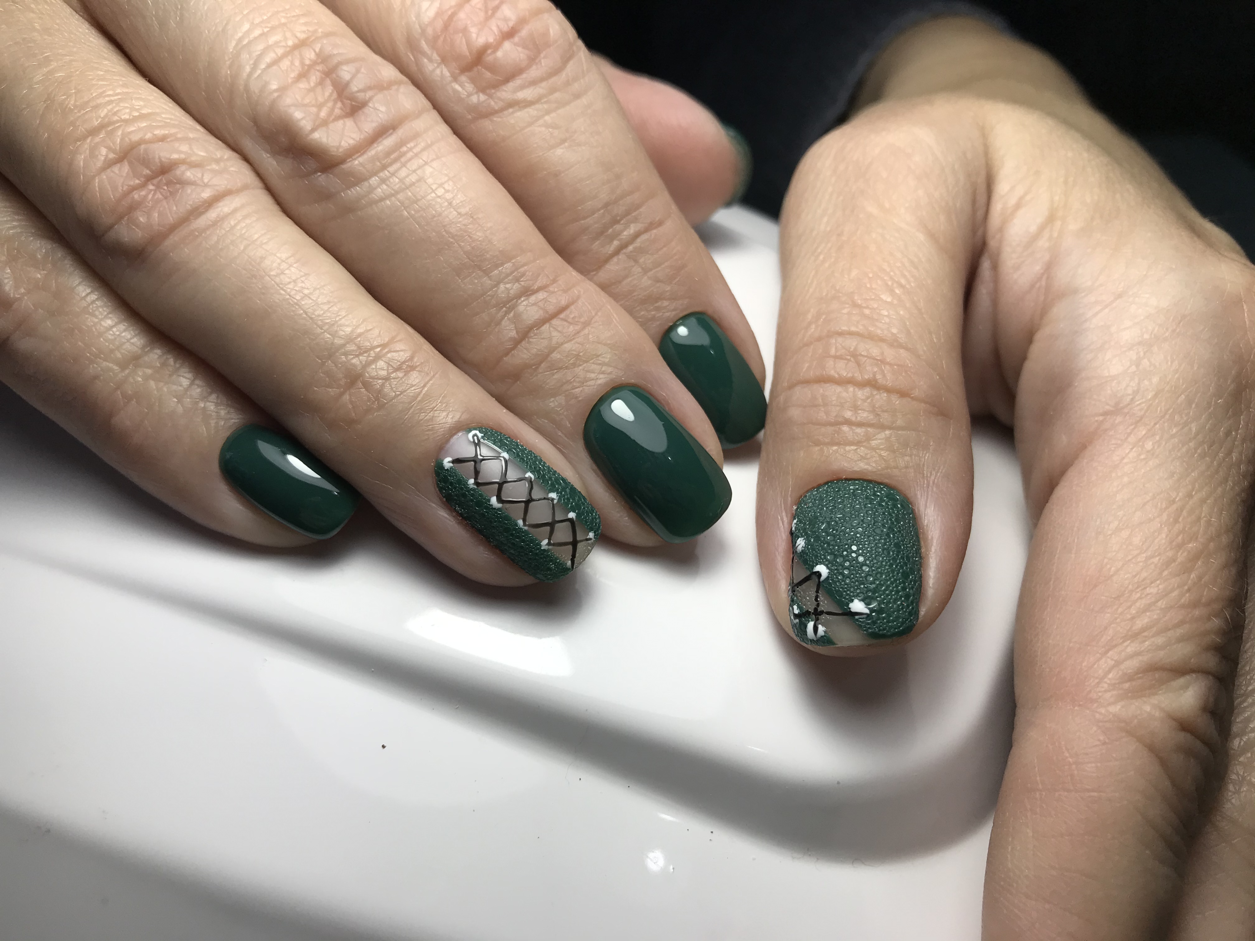 Тёмно-зелёный маникюр на короткие ногти