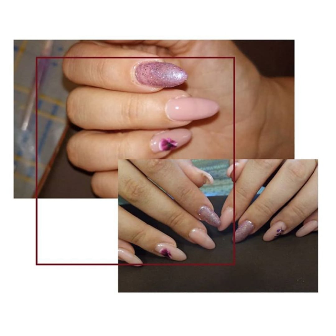 Маникюр с цветочными слайдерами и блестками в розовом цвете на длинные ногти.