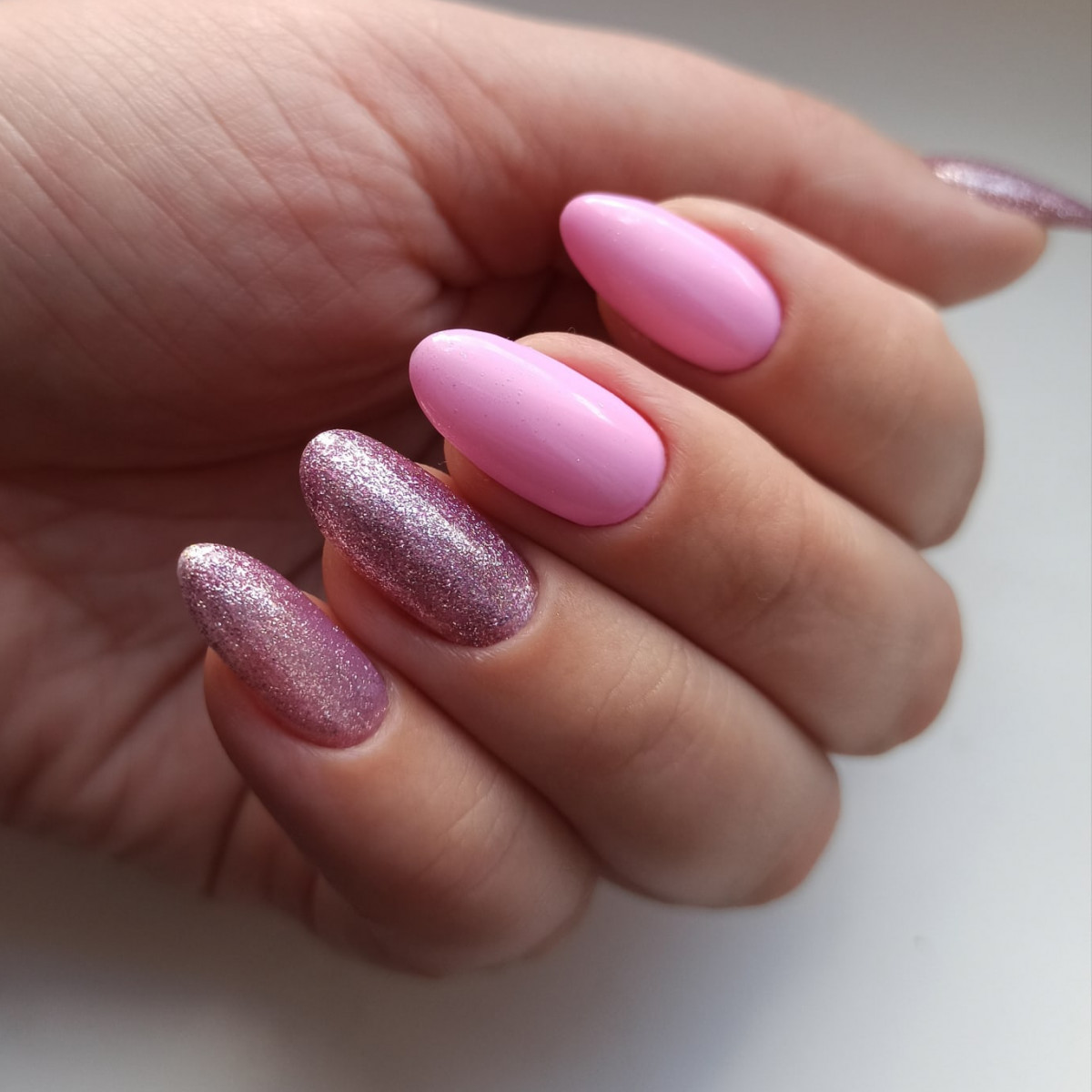 Маникюр с блестками в розовом цвете на длинные ногти. 