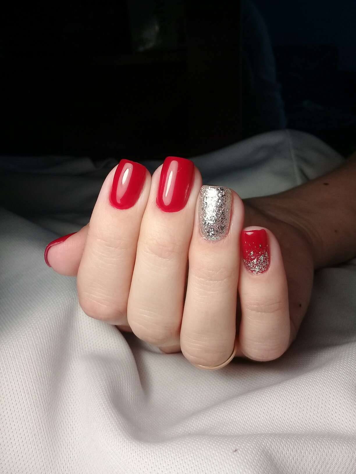 Маникюр с серебряными блестками в красном цвете на короткие ногти.