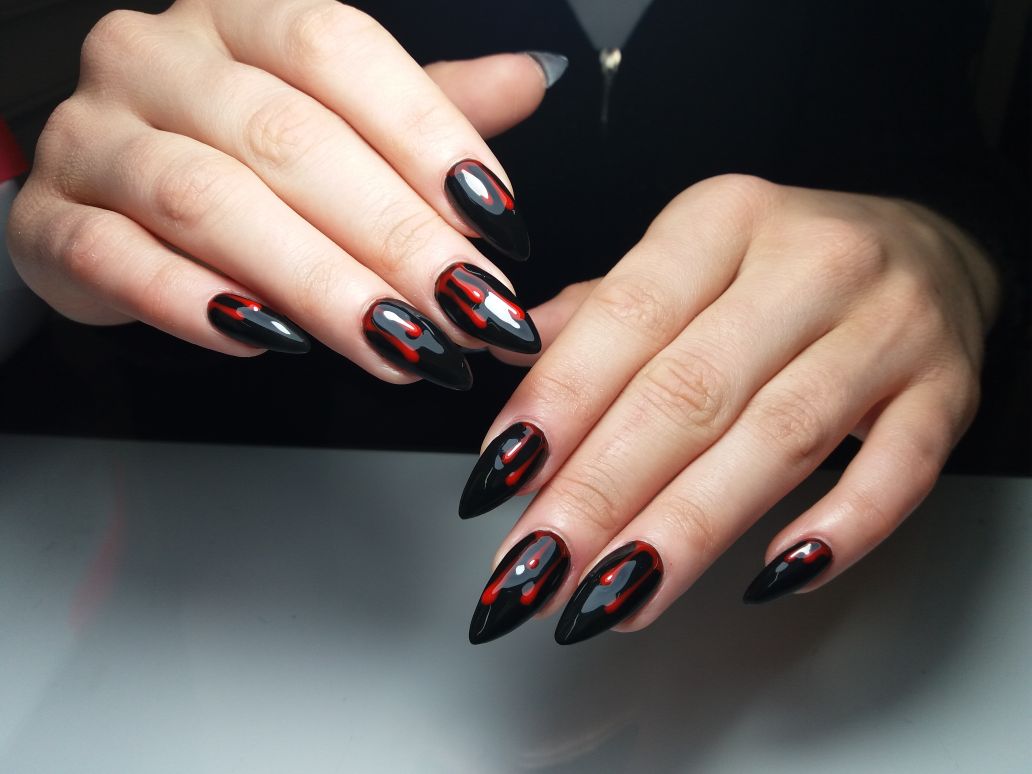 Маникюр с рисунком в черном цвете на длинные ногти.