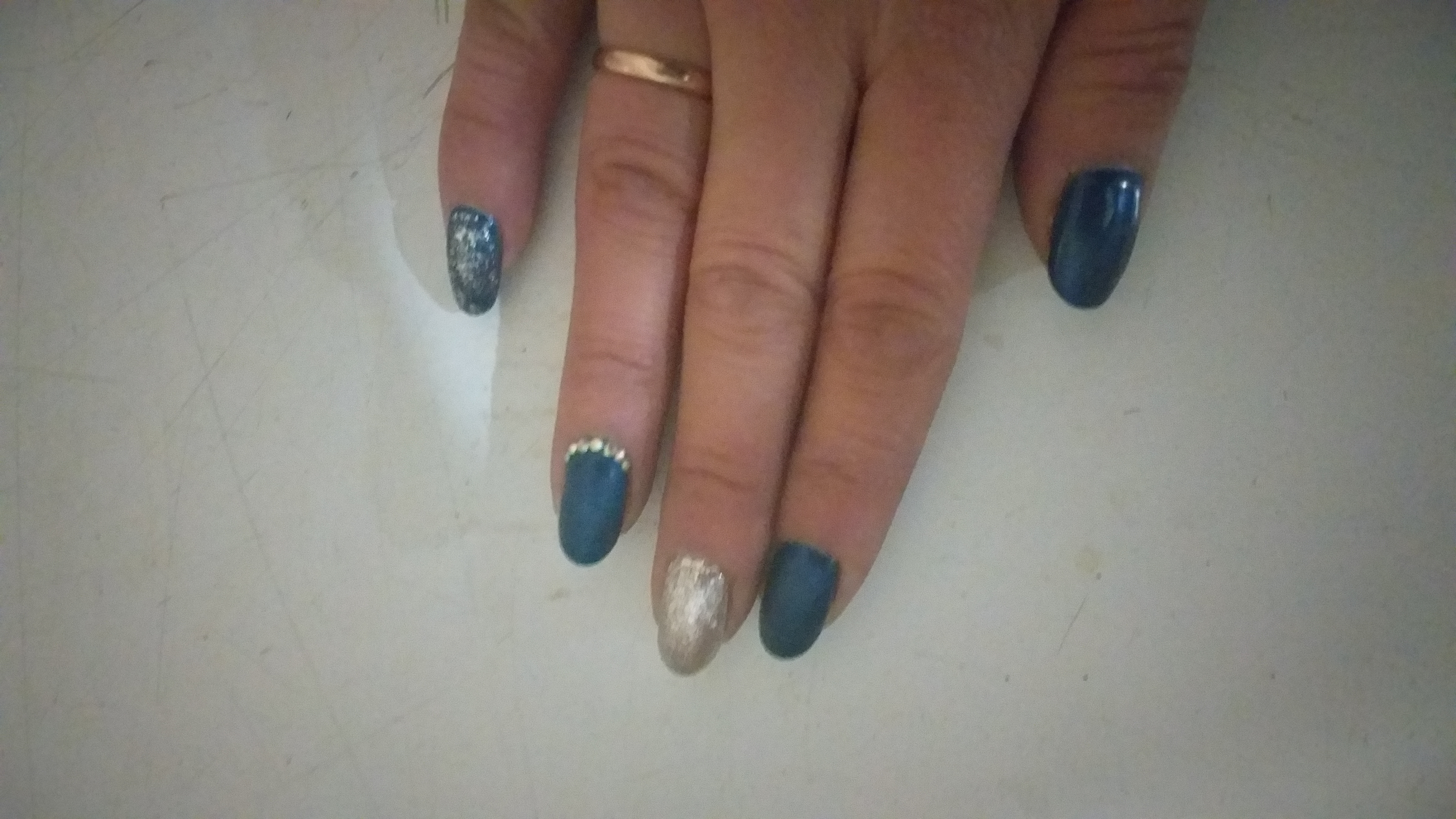 Маникюр с серебряными блестками и стразами в синем цвете на короткие ногти.