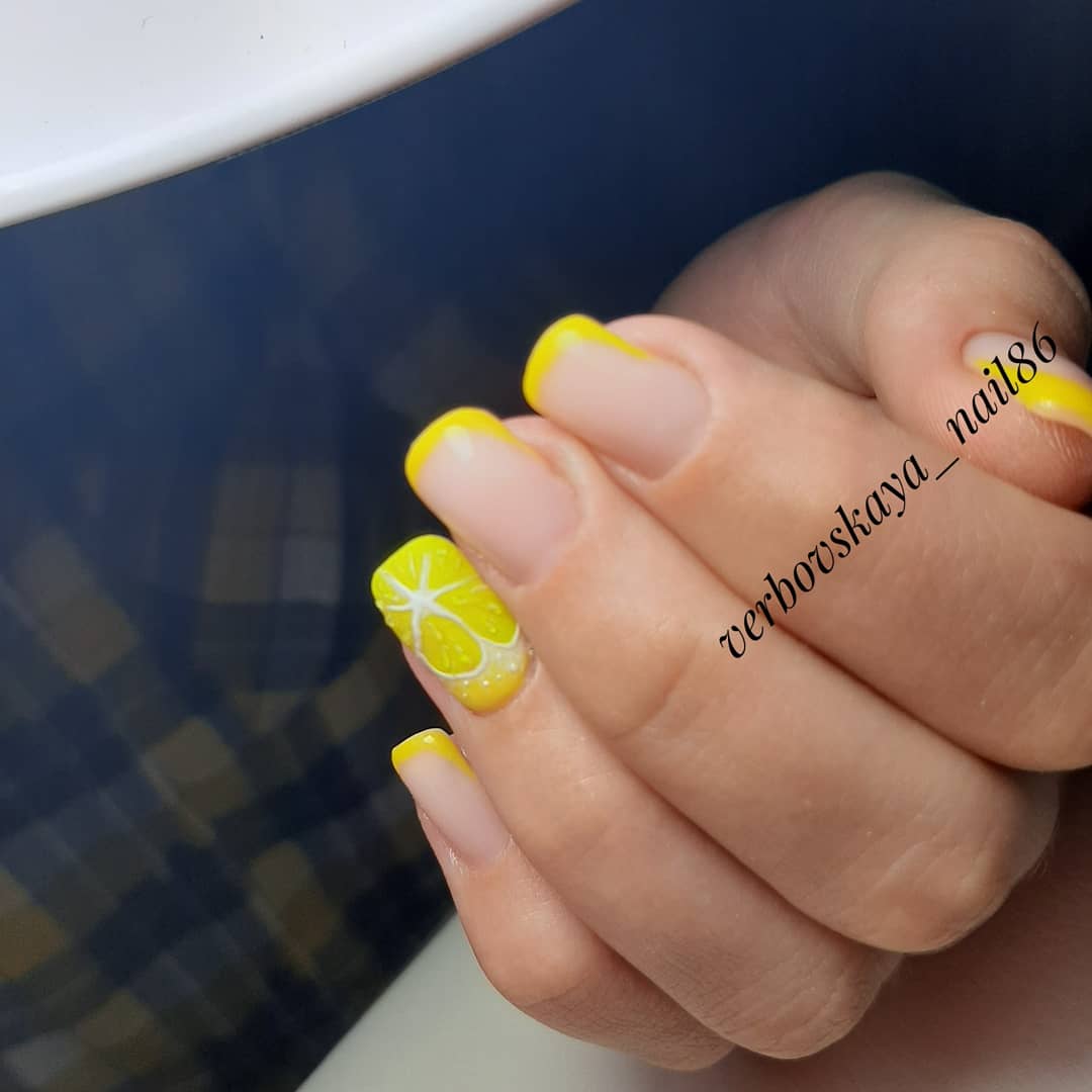 Френч с лимоном в желтом цвете на короткие ногти.