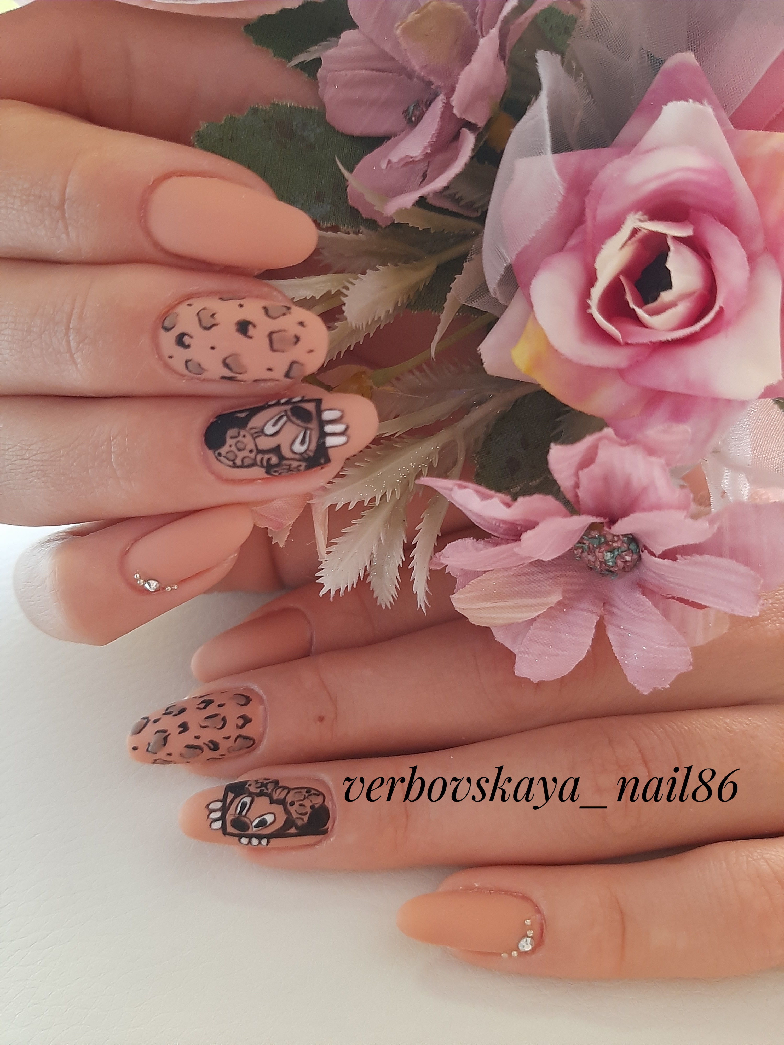 Матовый маникюр с леопардовым принтом и Микки Маусом в бежевом цвете на длинные ногти.