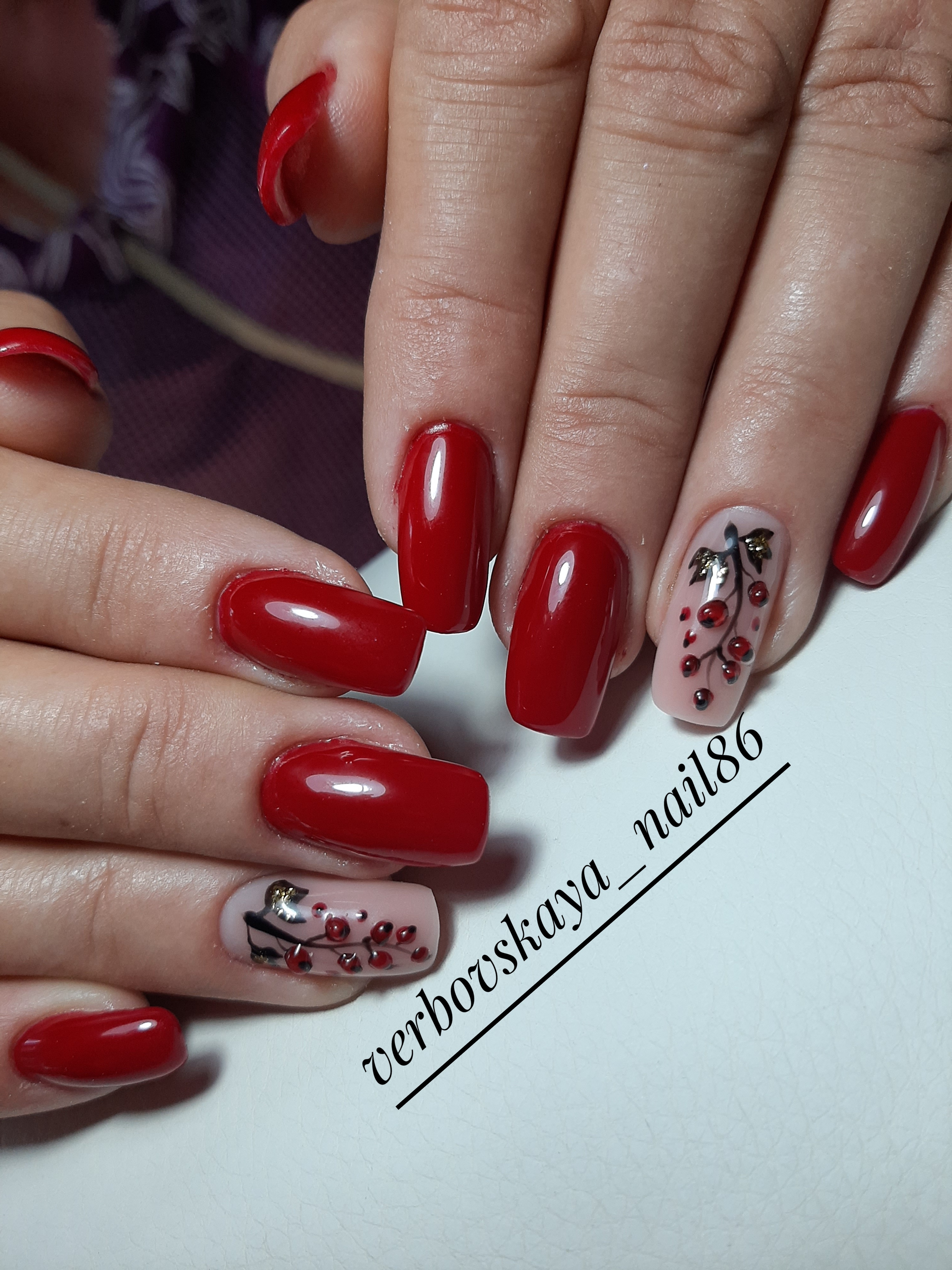 Маникюр с растительным рисунком в красном цвете на длинные ногти.