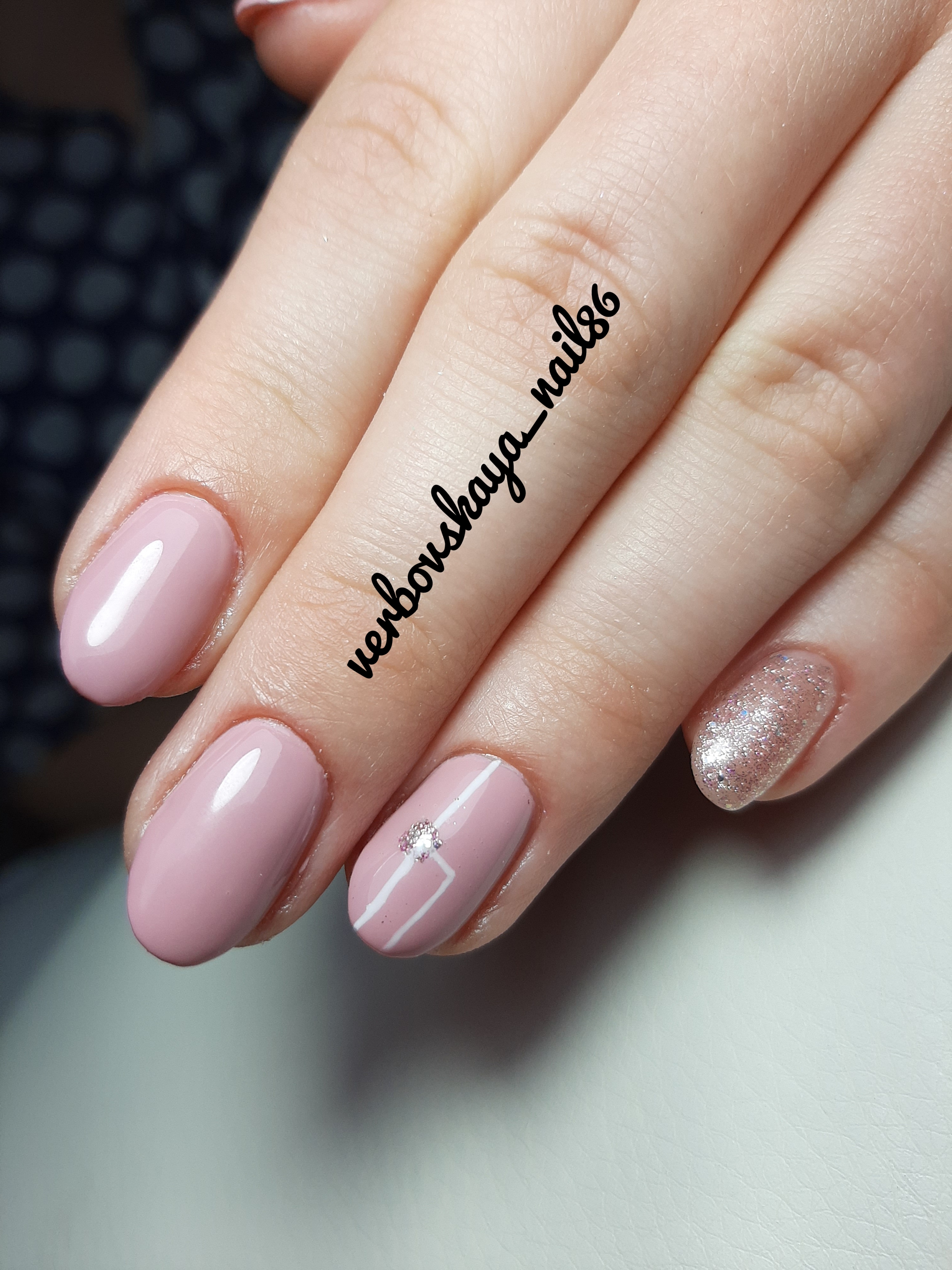 Маникюр с геометрическим рисунком и блестками в розовом цвете на короткие ногти.