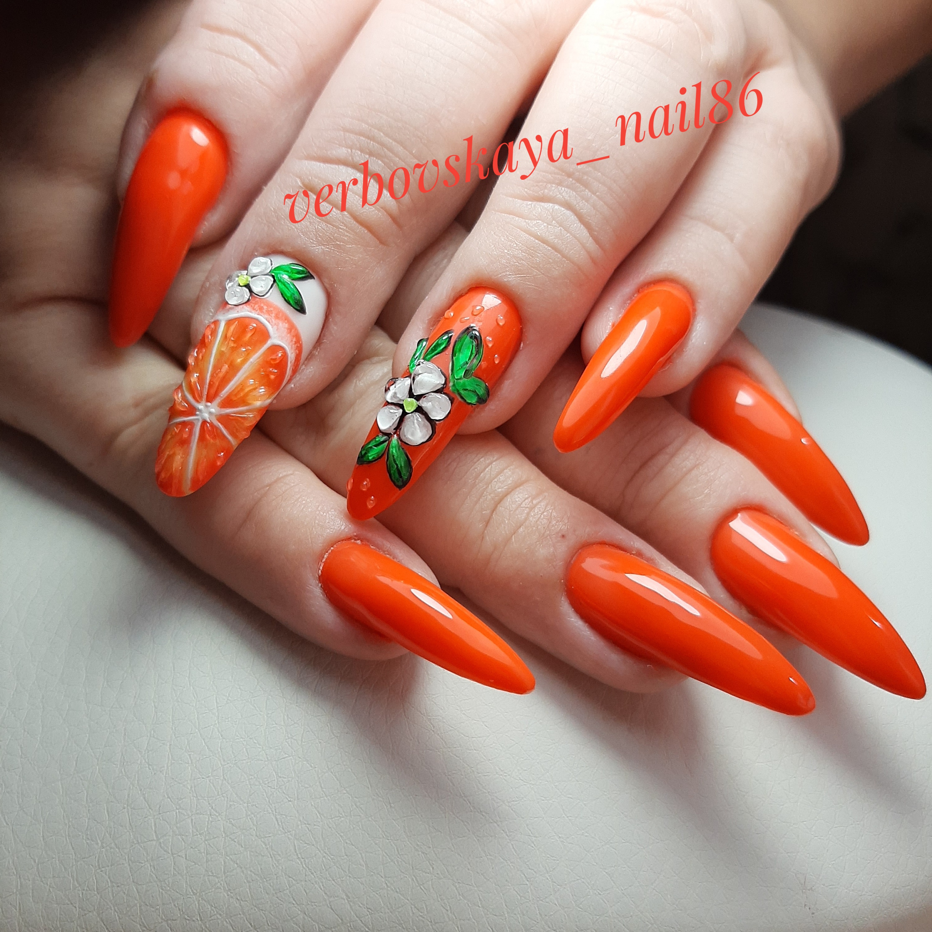 Маникюр с апельсином и цветочным рисунком в рыжем цвете на длинные ногти.