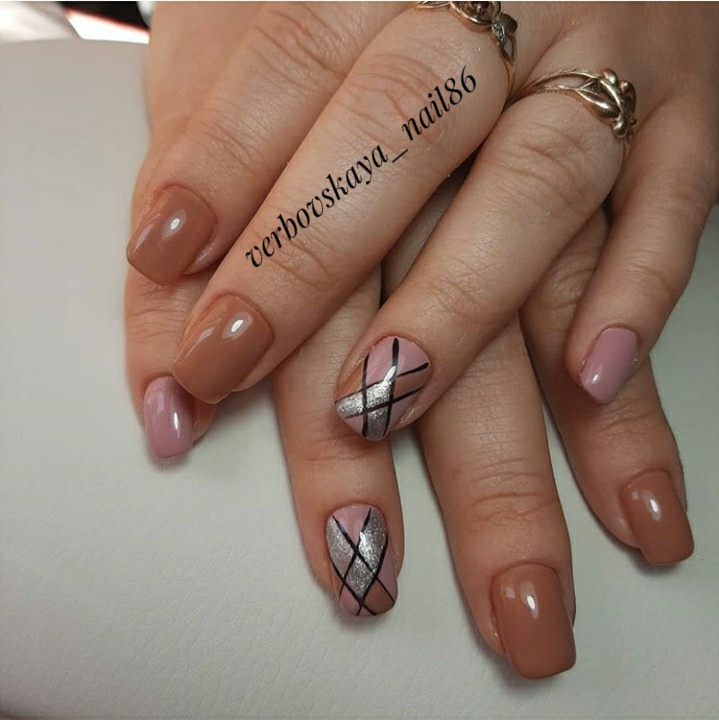 Геометрический маникюр с серебряными блестками в пастельных тонах на короткие ногти.
