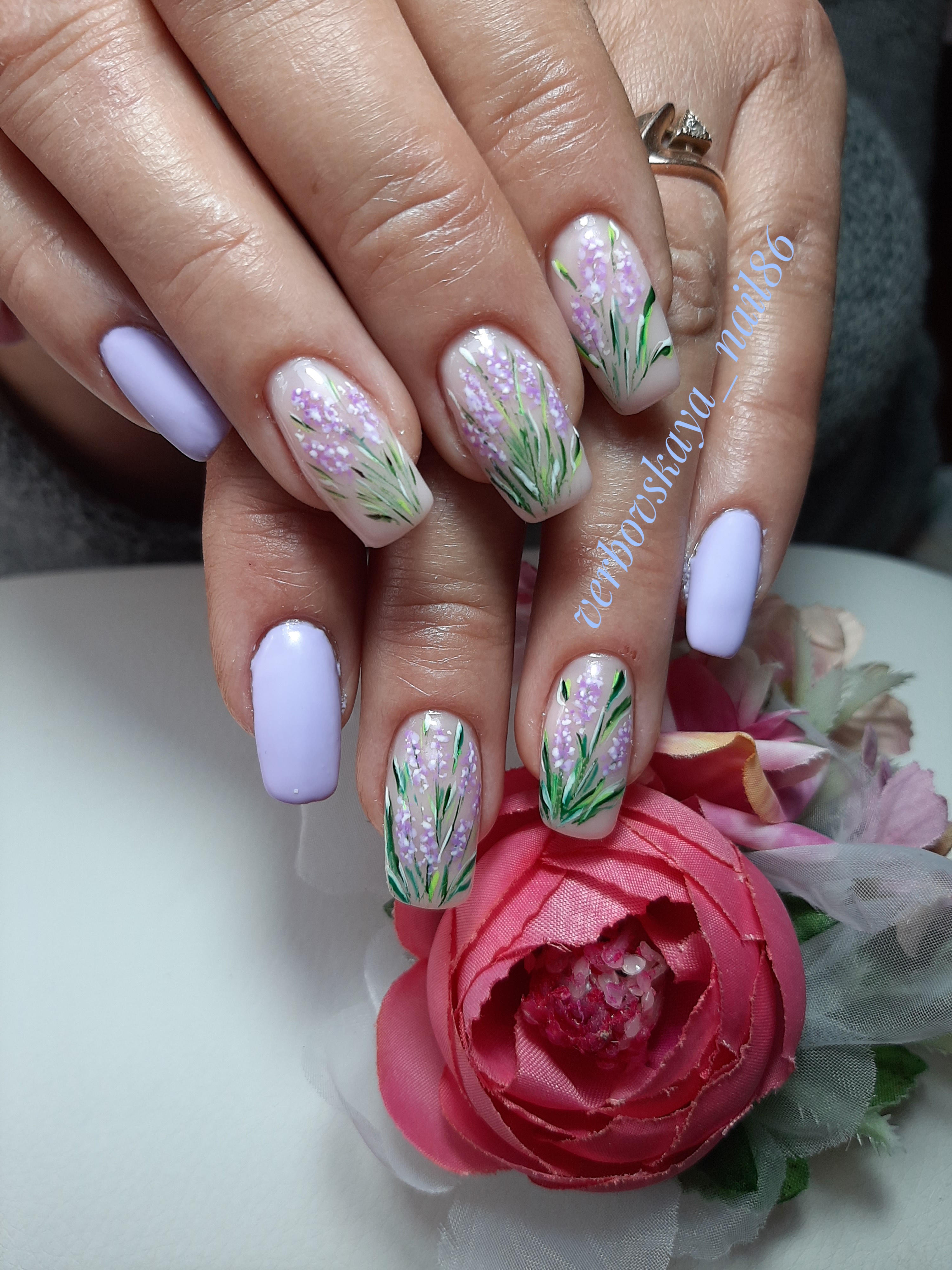 Маникюр с цветочным рисунком в сиреневом цвете на длинные ногти.