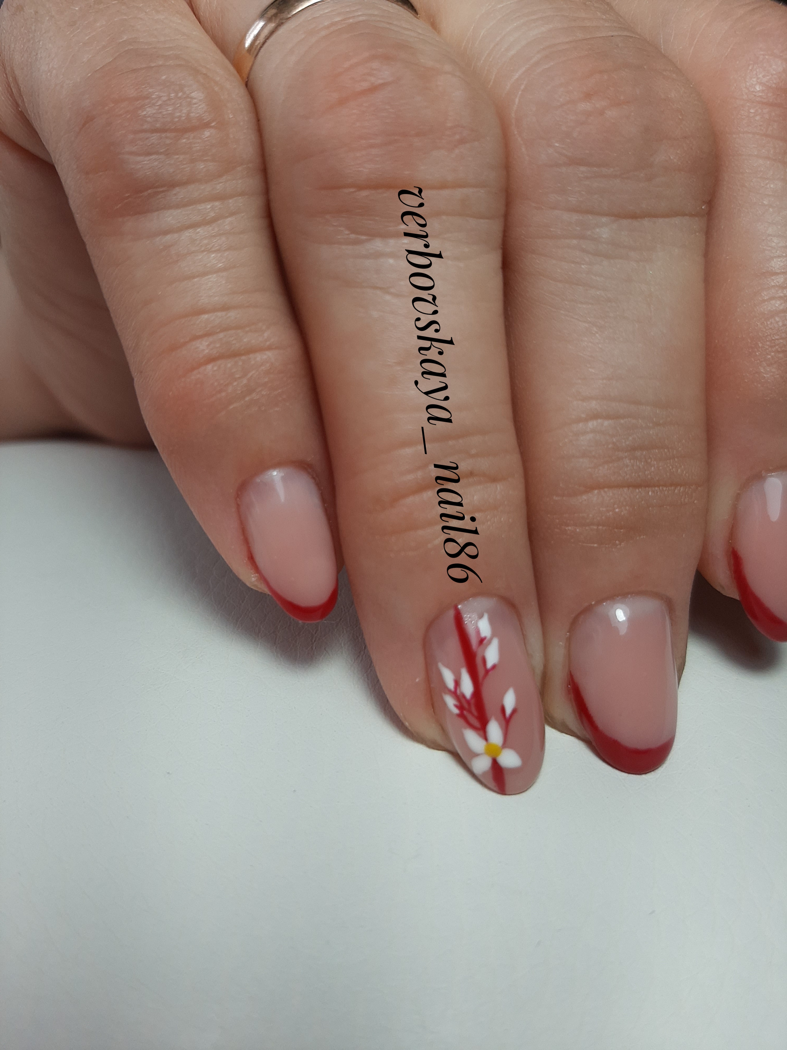 Френч с цветочным рисунком в красном цвете на короткие ногти.