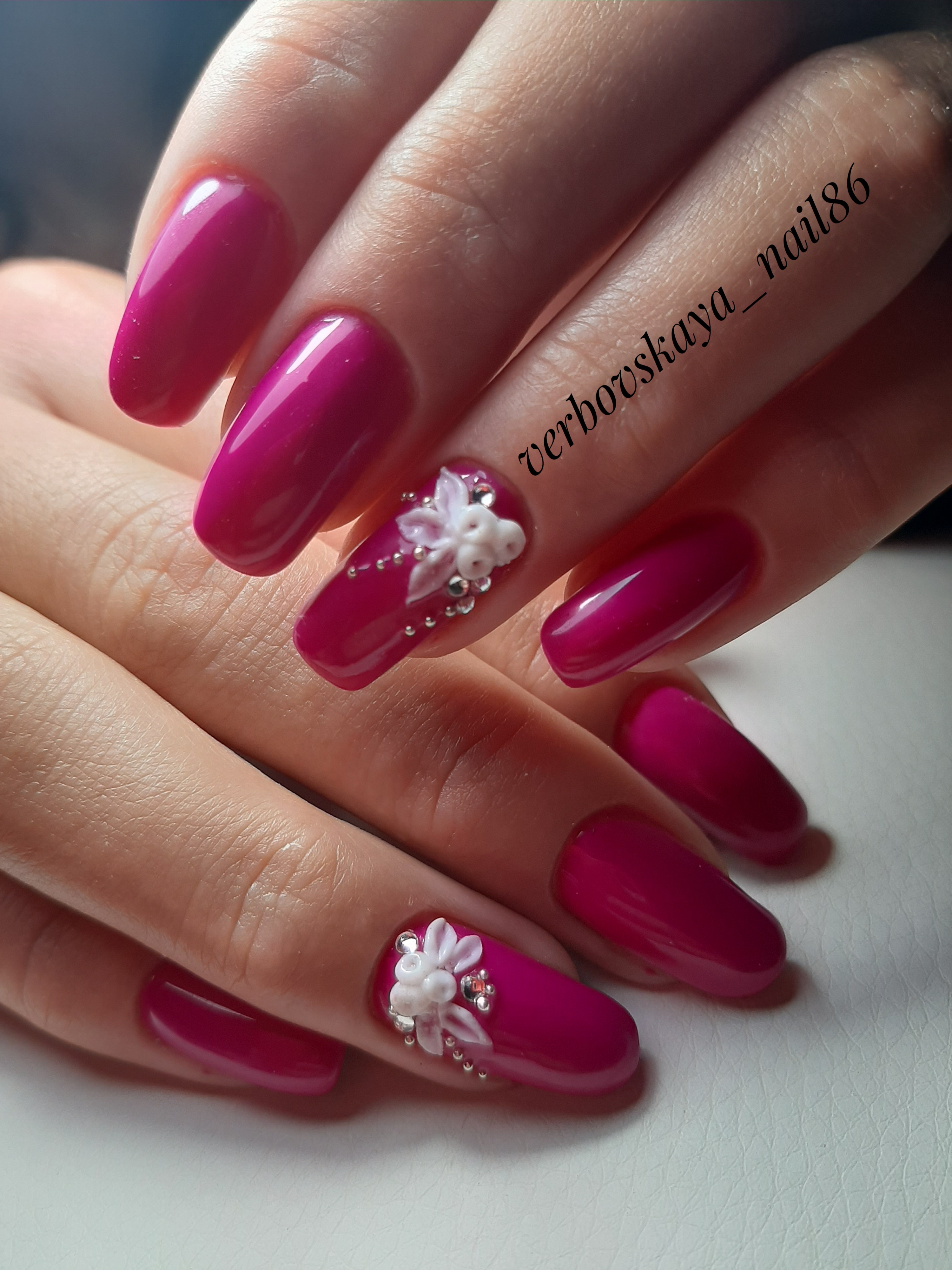 Маникюр с цветочной лепкой в розовом цвете на длинные ногти.