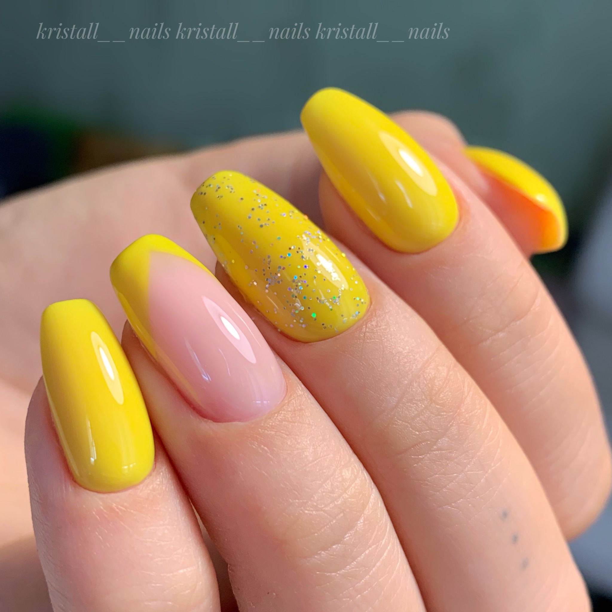 Маникюр с френч-дизайном и блестками в желтом цвете на длинные ногти.