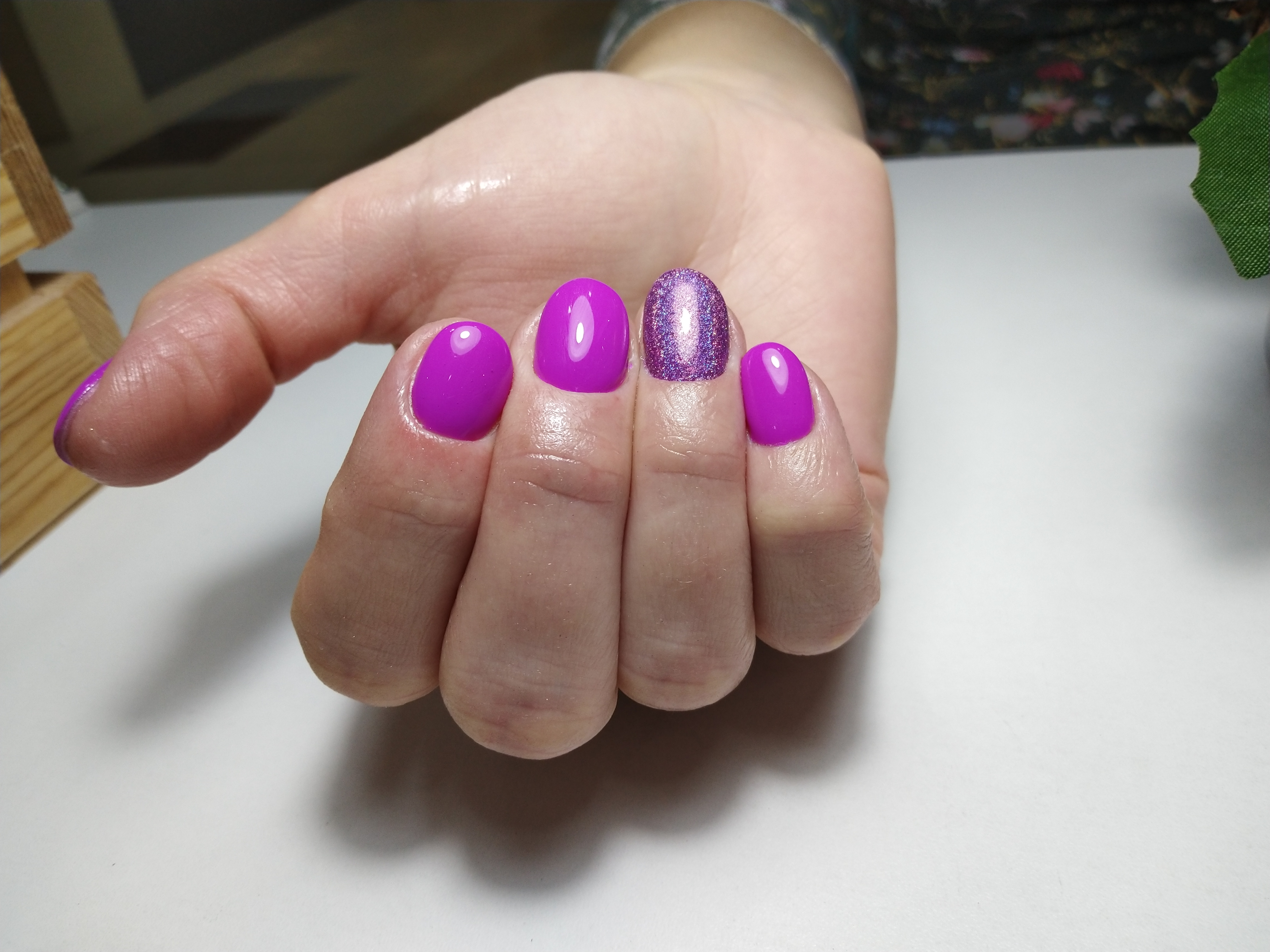 Маникюр с втиркой в фиолетовом цвете.