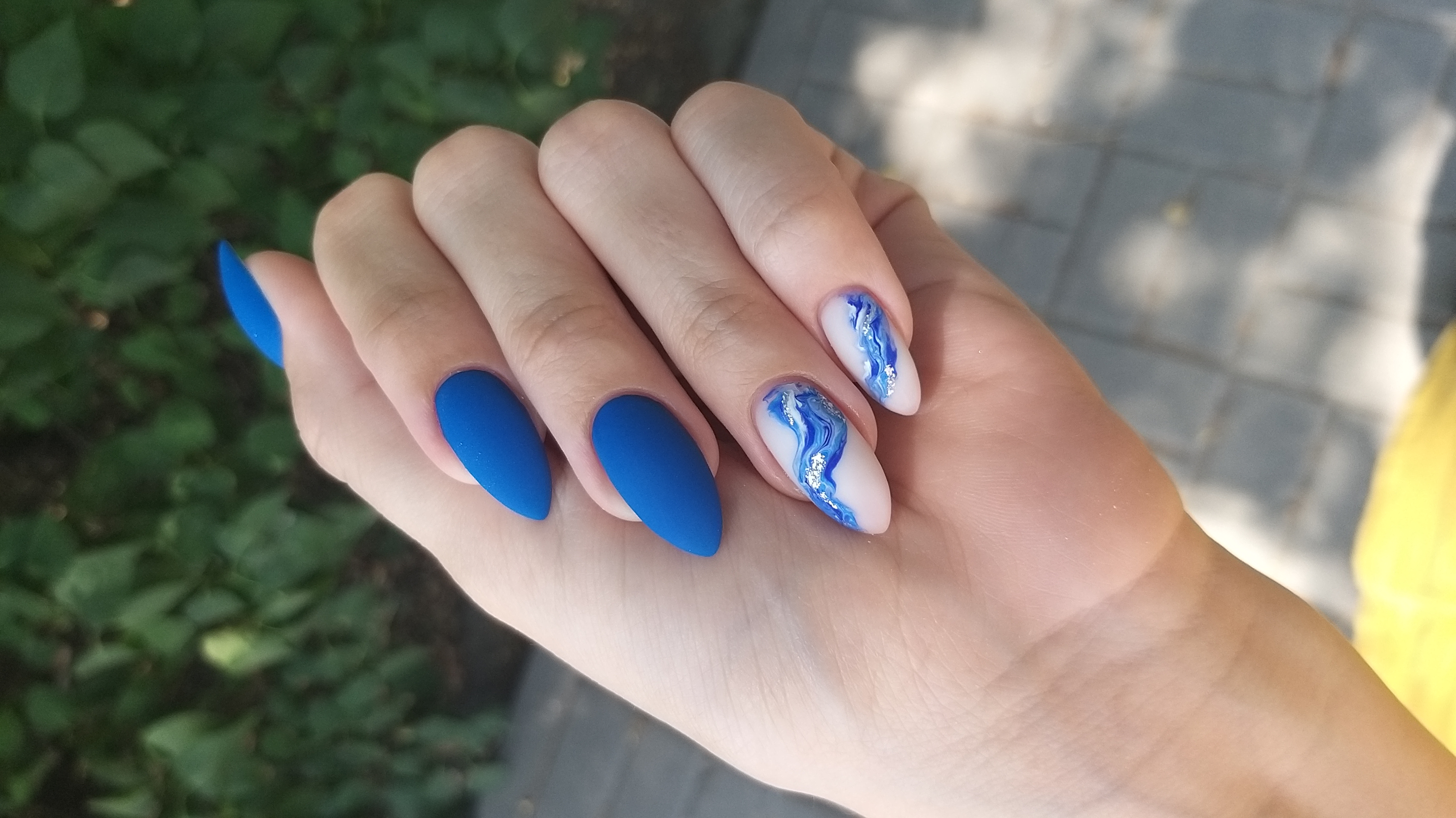 Матовый маникюр с морским дизайном в синем цвете на длинные ногти.