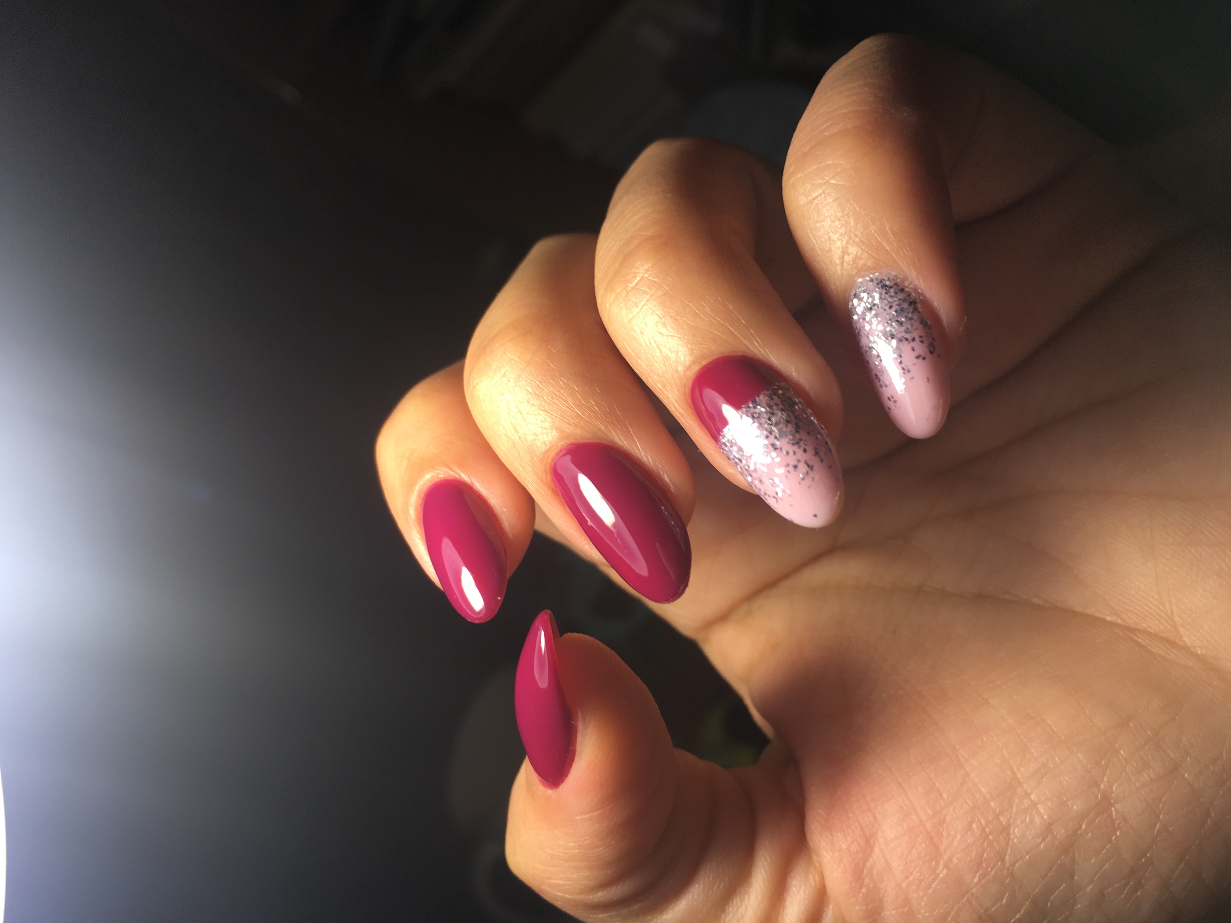 Маникюр с серебряными блестками в баклажановом цвете на длинные ногти.