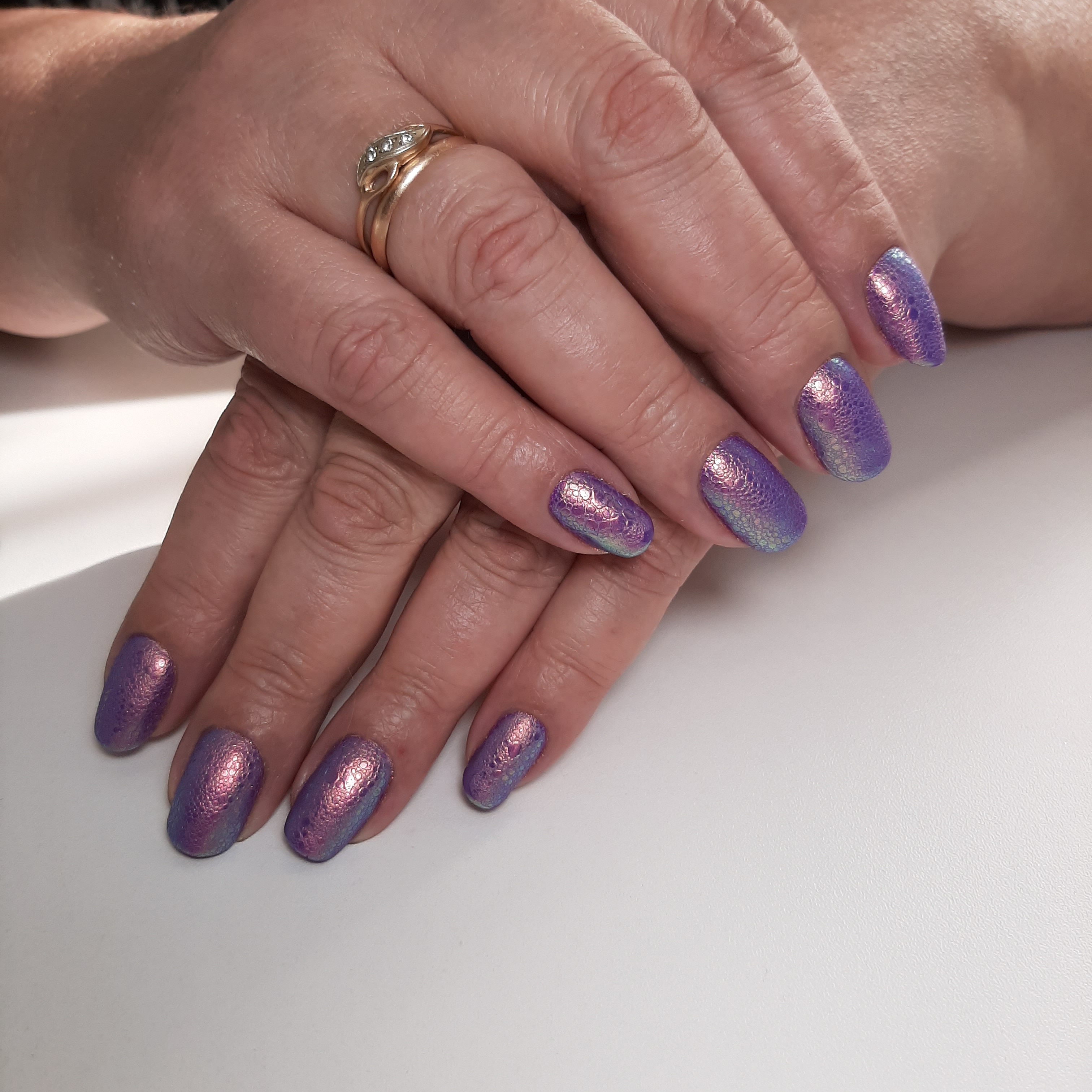 Маникюр с втиркой и bubble-эффектом в фиолетовом цвете на короткие ногти.