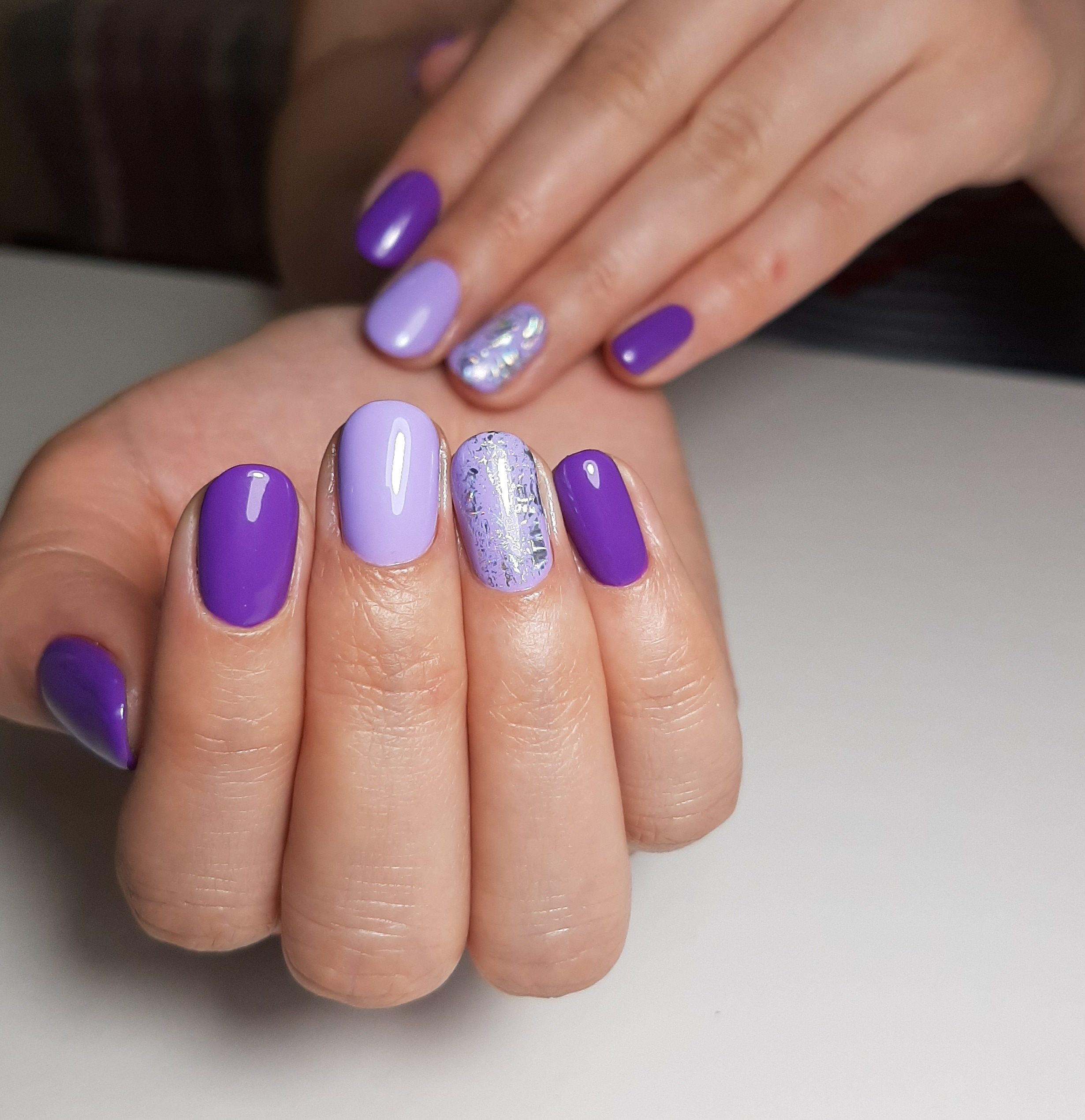 Маникюр с серебряной фольгой в фиолетовом цвете на короткие ногти.