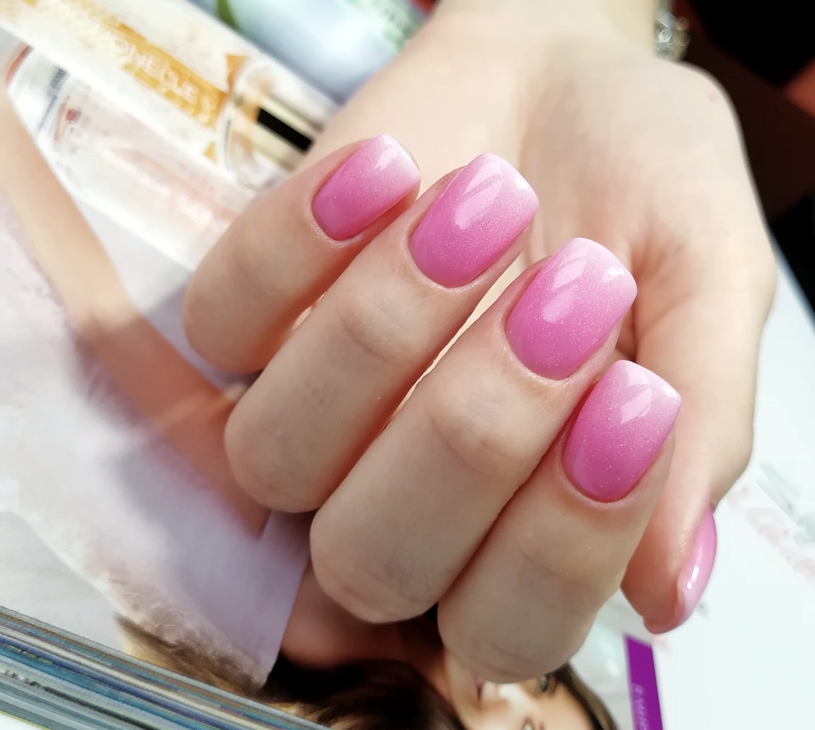 Маникюр с градиентом в розовом цвете на короткие ногти.