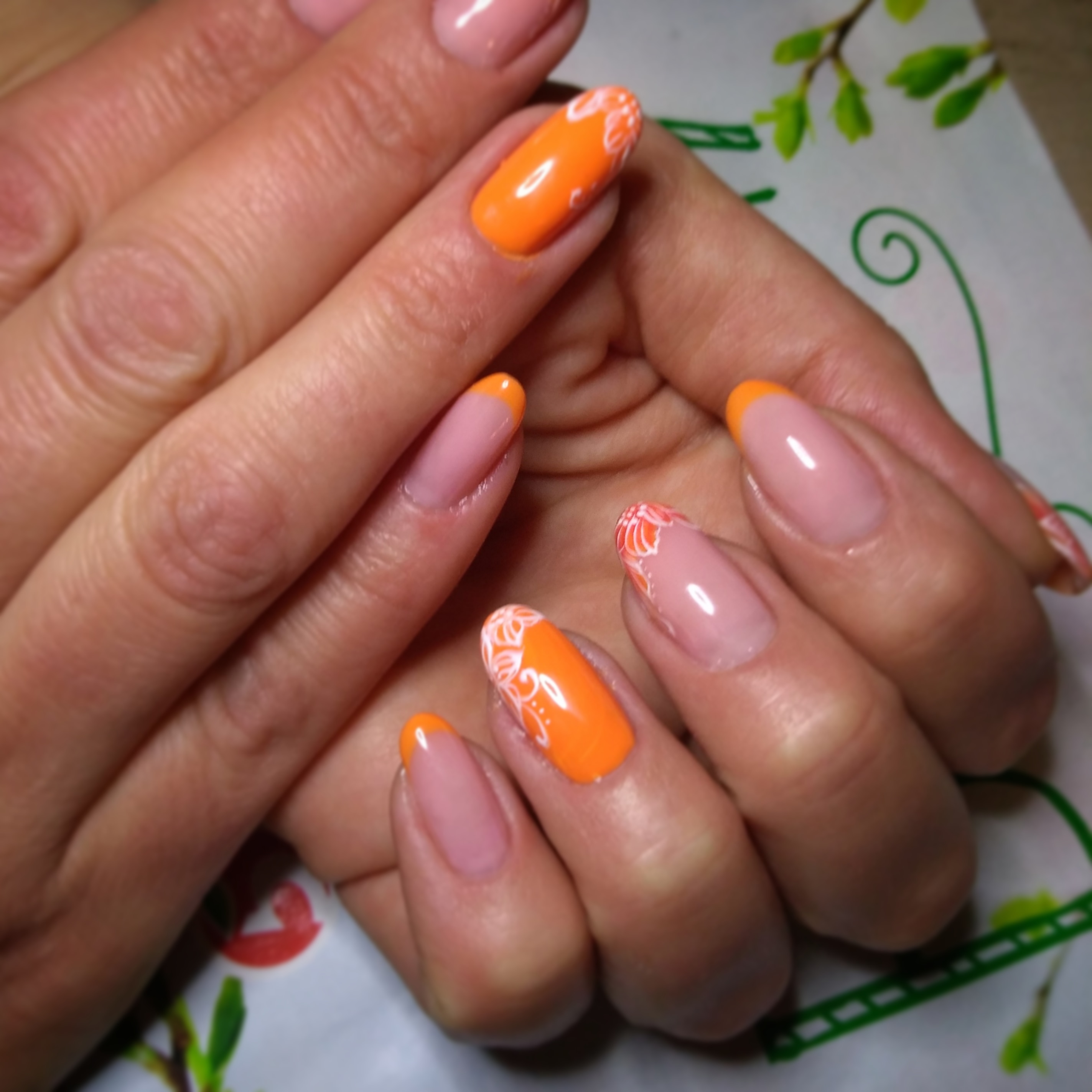 Френч с рисунком в оранжевом цвете на длинные ногти.