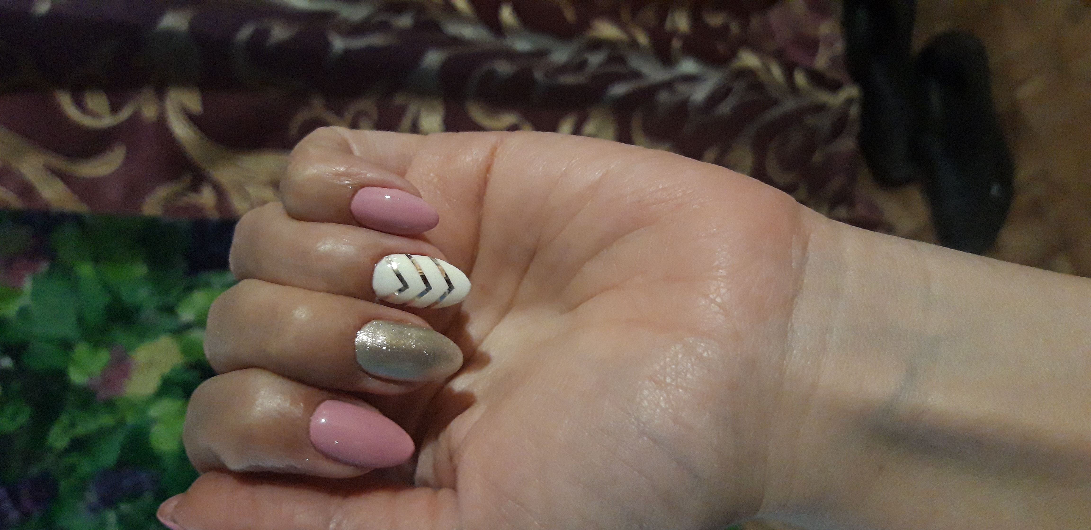 Маникюр с серебряными блестками и полосками в розовом цвете на короткие ногти.