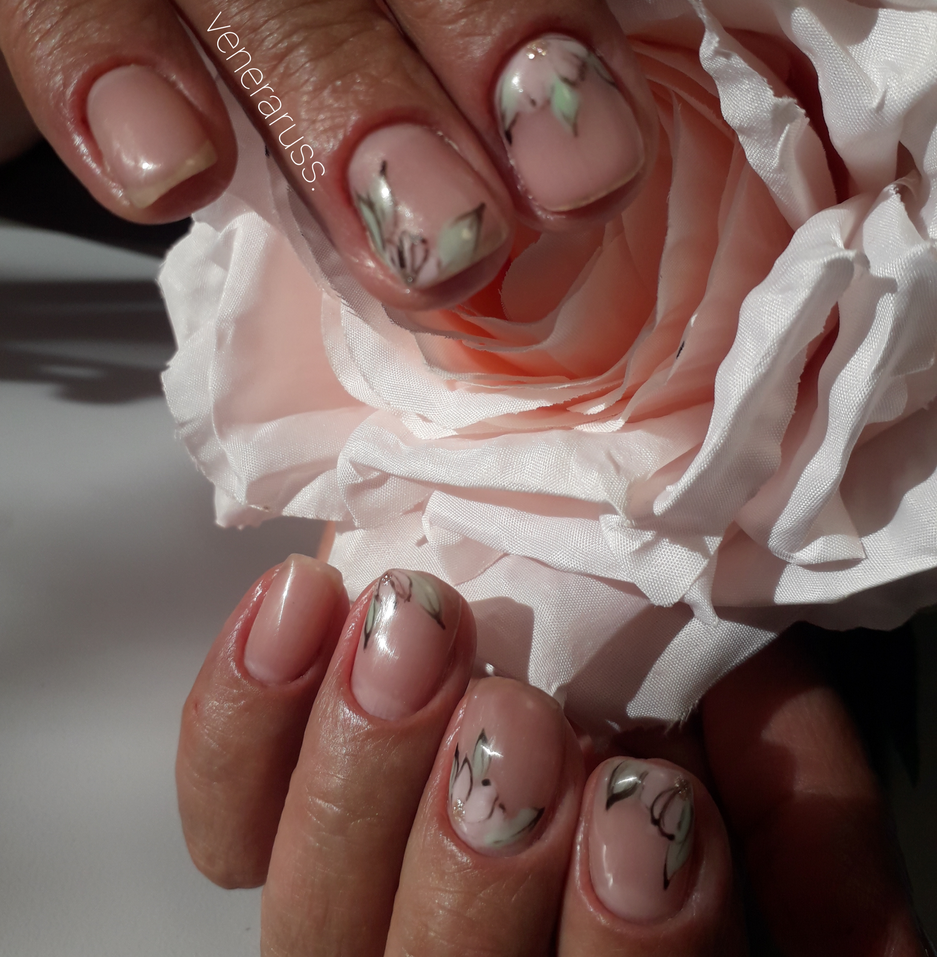 Нюдовый маникюр с цветочным рисунком на короткие ногти.