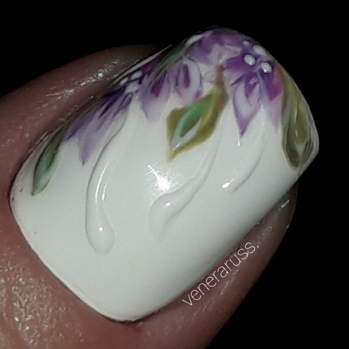 Маникюр с цветочным рисунком на короткие ногти.