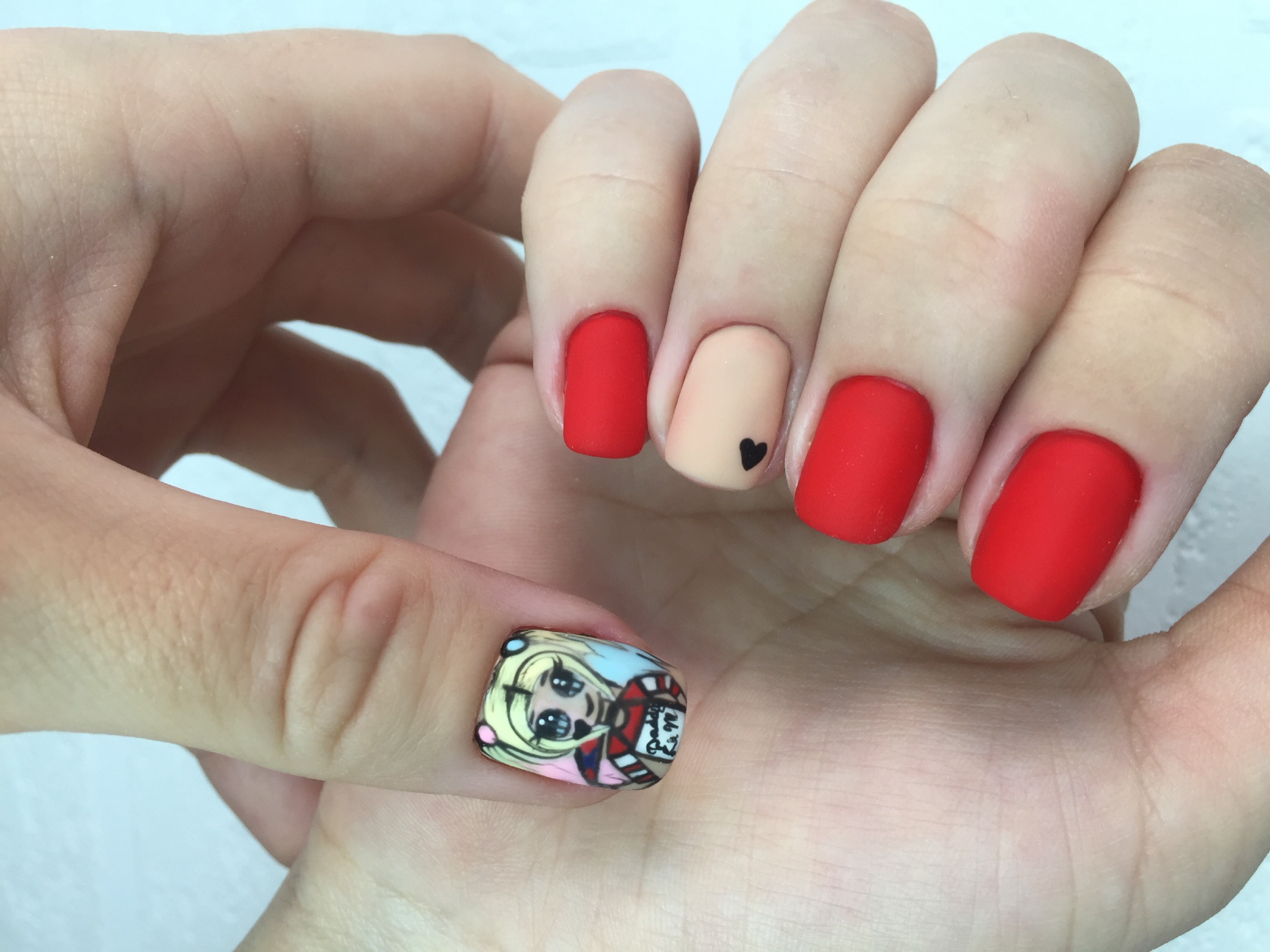 Матовый маникюр с рисунком в красном цвете на короткие ногти.