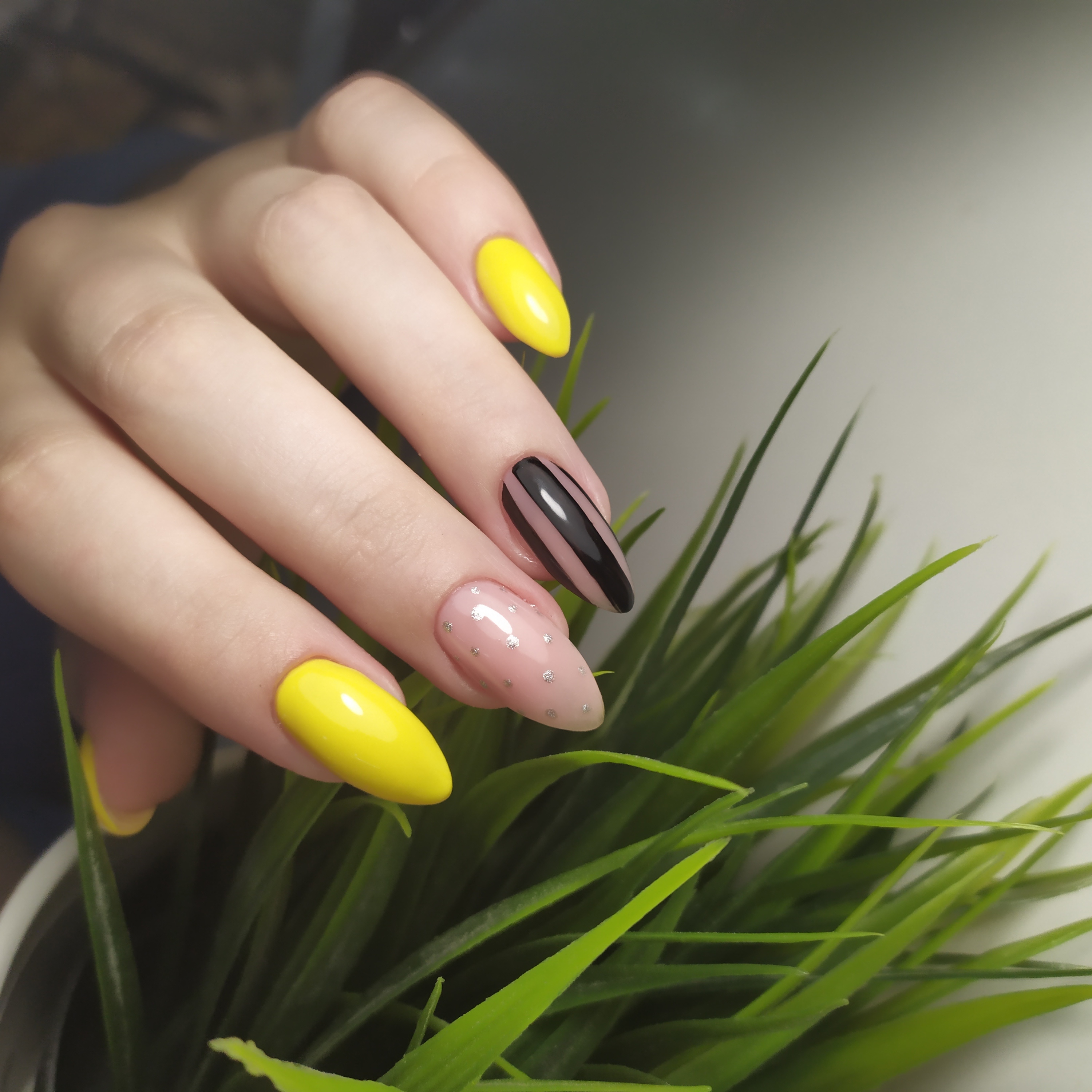Маникюр с полосками в желтом цвете на длинные ногти.