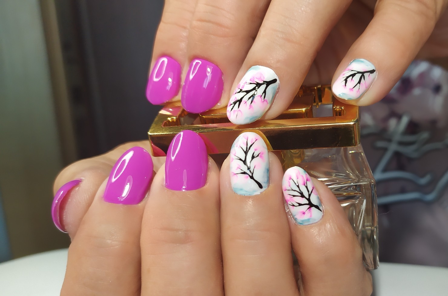 Маникюр с цветочным рисунком в фиолетовом цвете на короткие ногти.