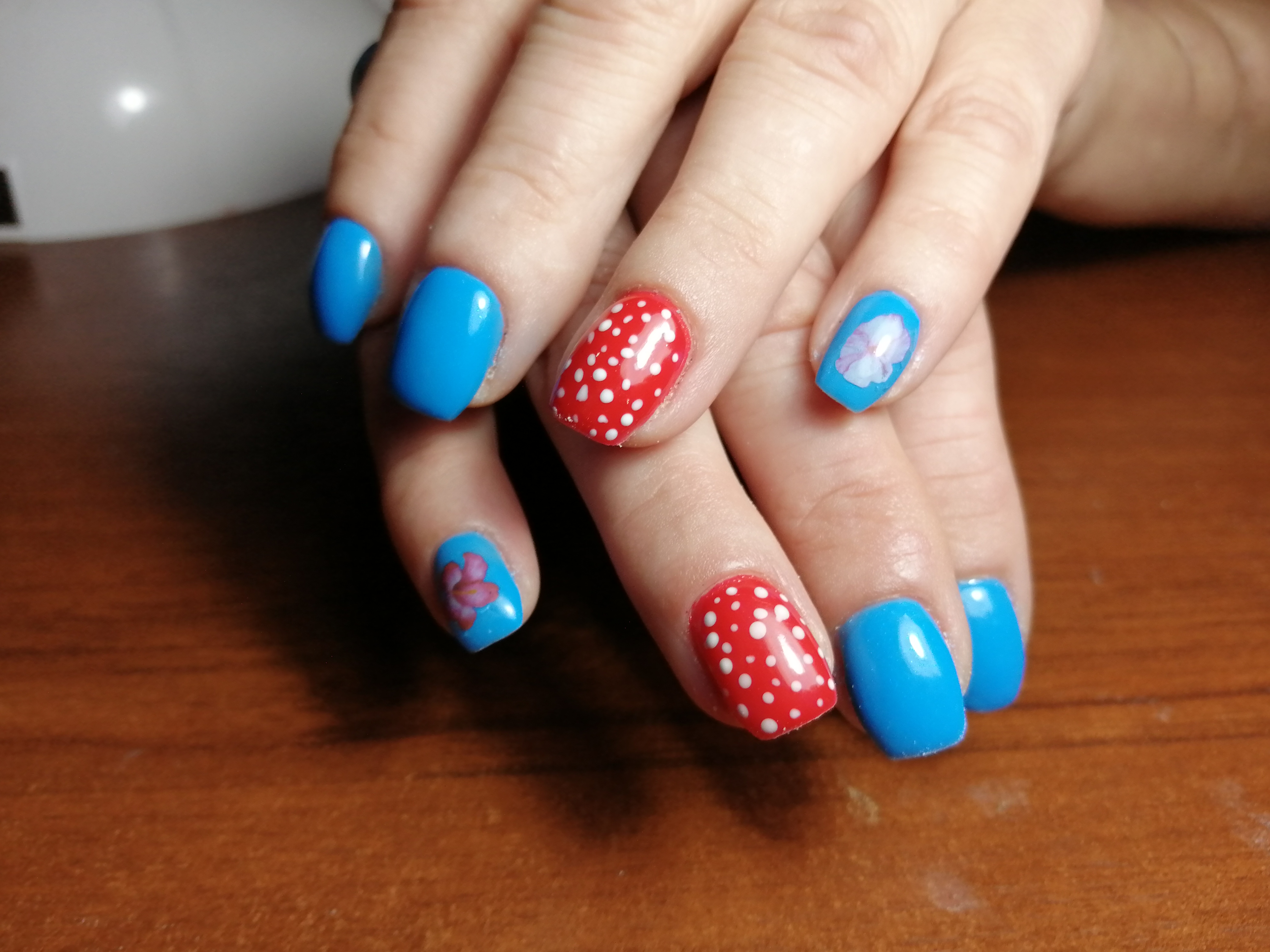 Маникюр в горошек в голубом цвете на короткие ногти.