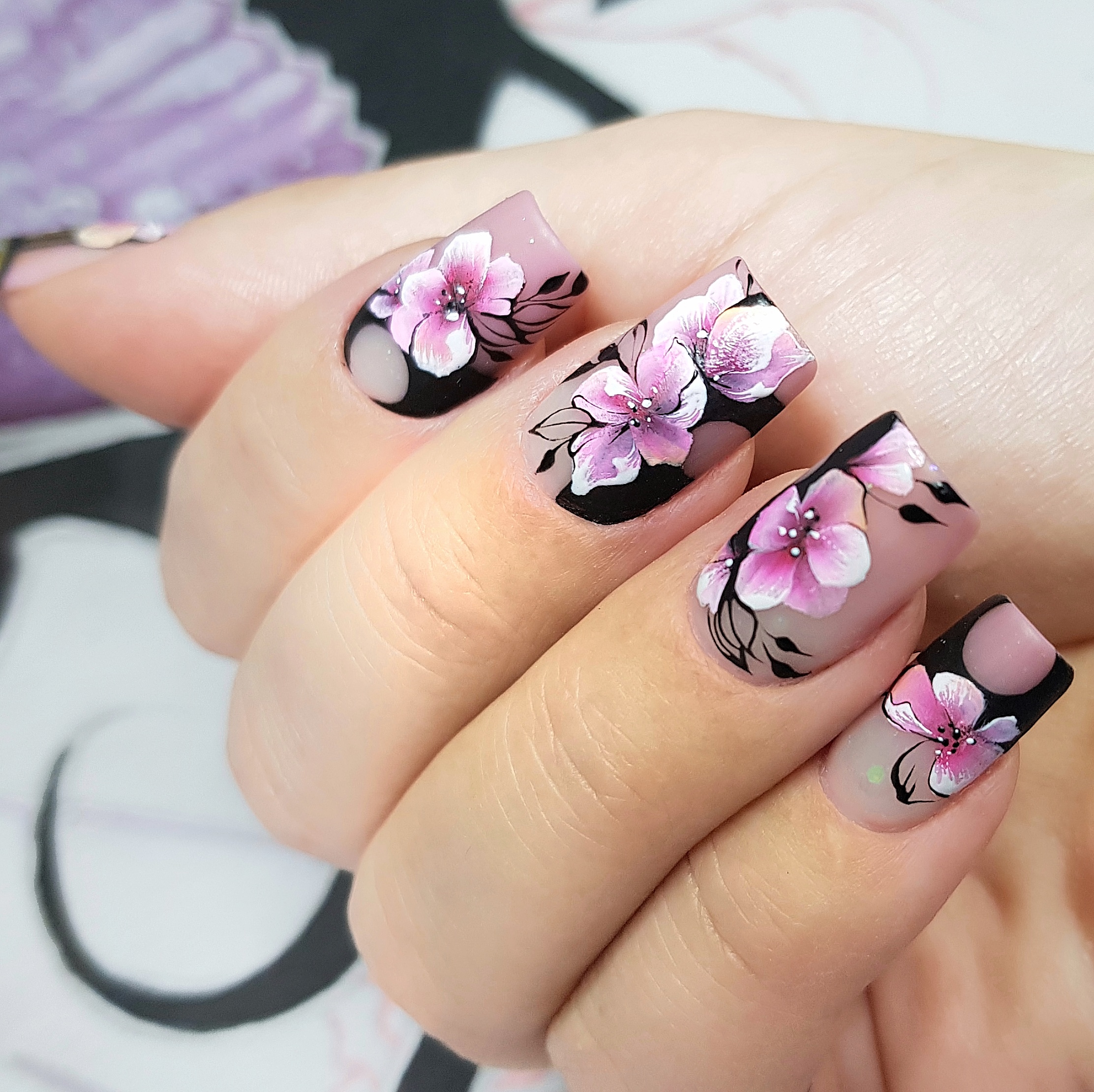 Весенние ногти с цветами. Маникюр с цветами. Маникюр с веточкой. Ногти с цветочками. Френч с цветочками.