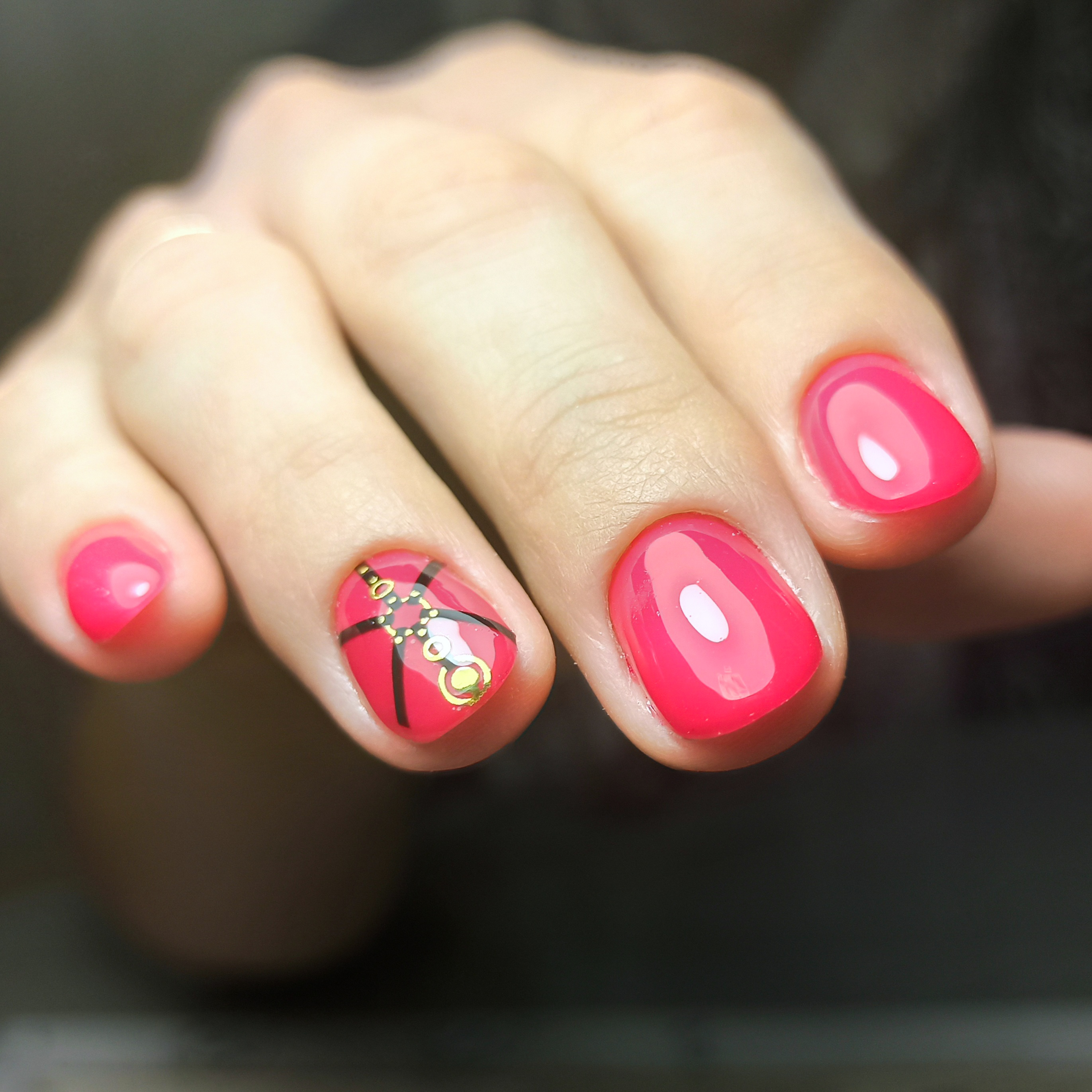 Маникюр с трендовыми слайдерами в розовом цвете на короткие ногти.