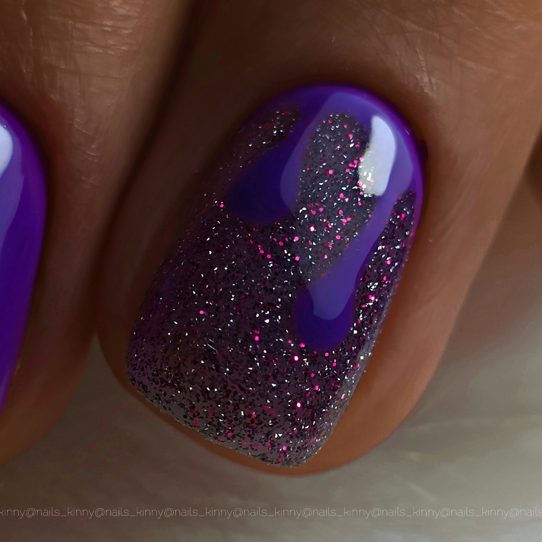 Маникюр в фиолетовом цвете с дизайном "текущие капли" и светоотражающим гель-лаком