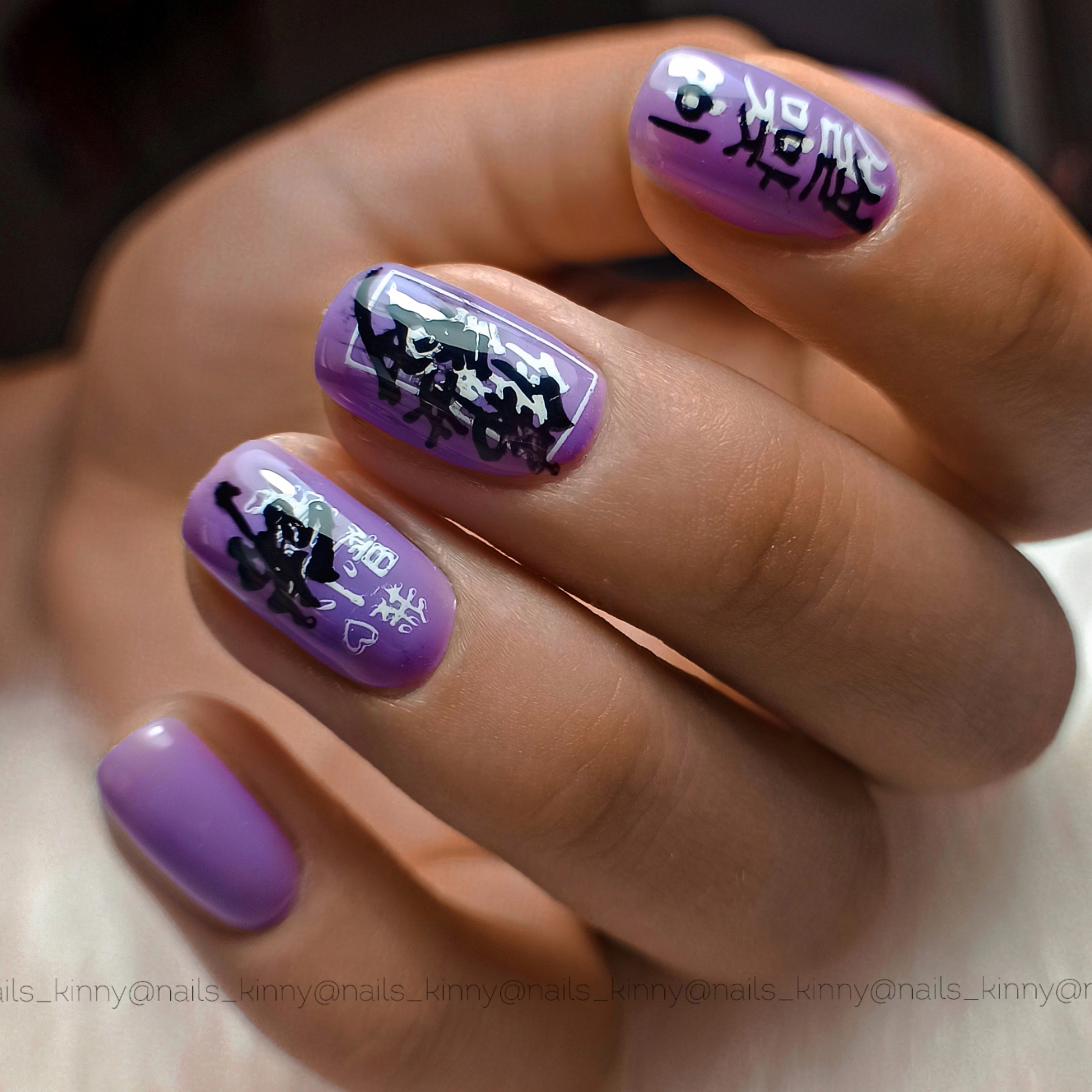 Маникюр в фиолетовом цвете с дизайном стемпинг