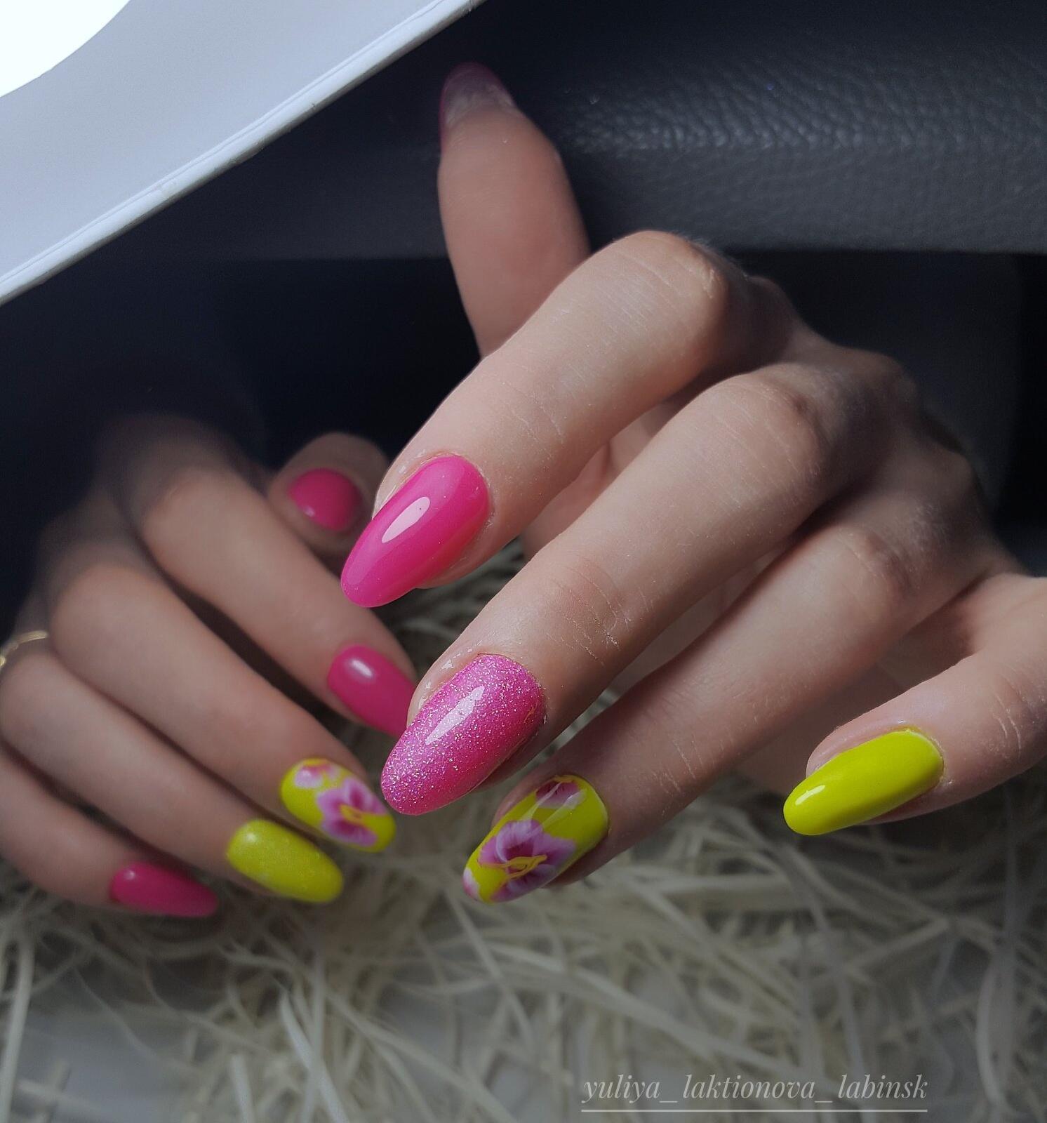 Разноцветный маникюр с цветочными слайдерами и блестками на длинные ногти.