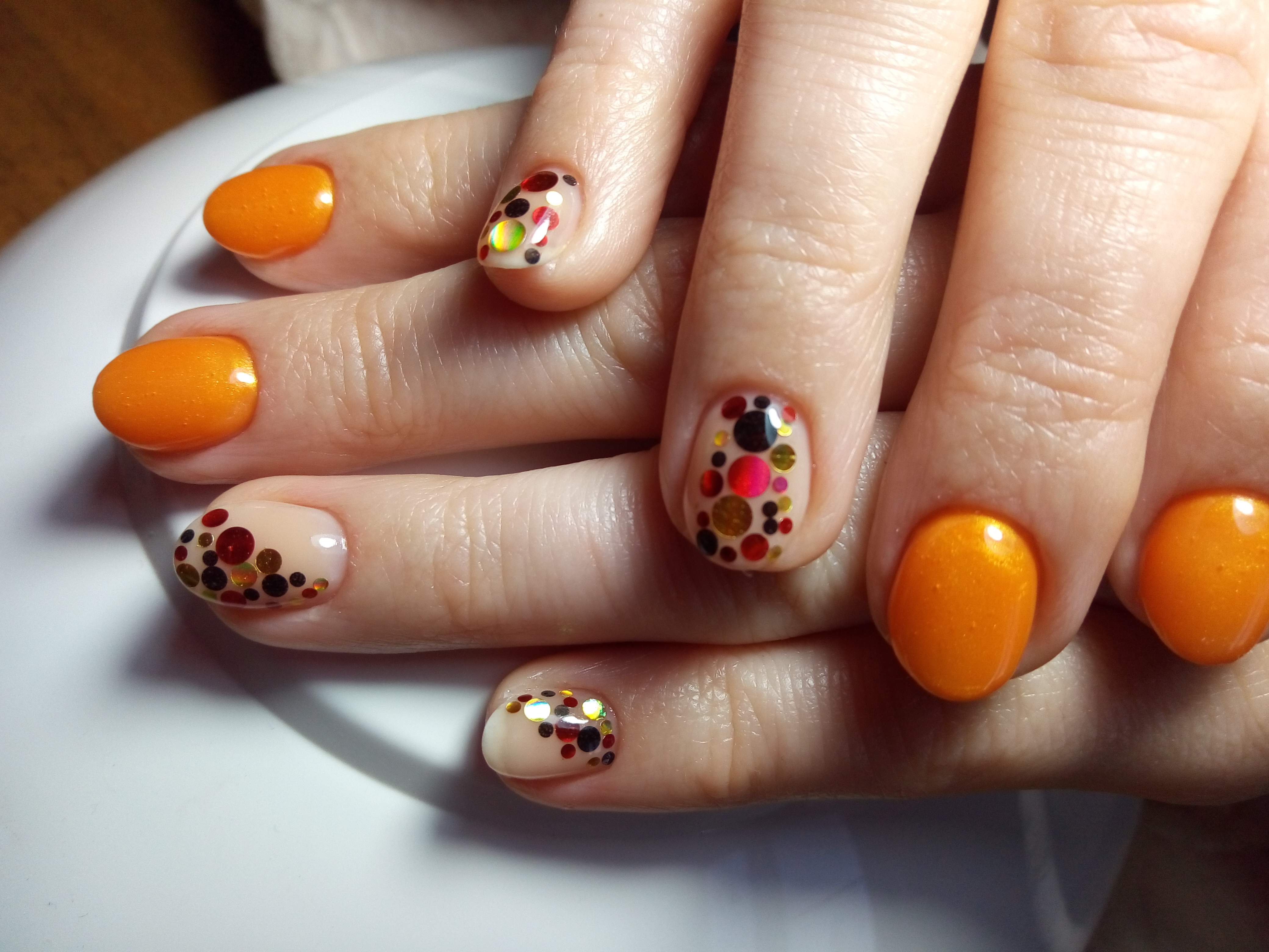 Маникюр с камифубуки в оранжевом цвете на короткие ногти.